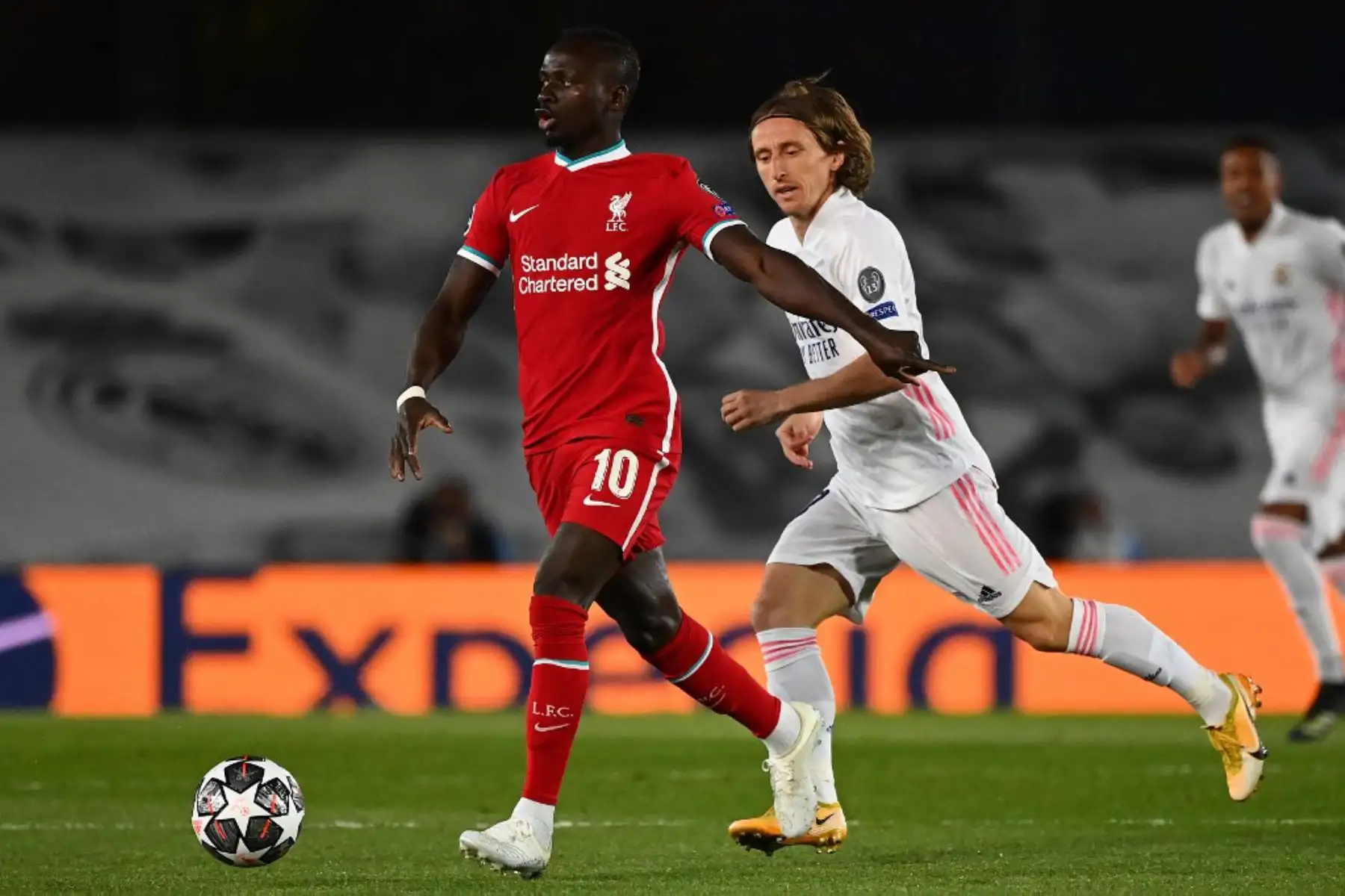 El centrocampista croata del Real Madrid Luka Modric (R) desafía al delantero senegalés del Liverpool Sadio Mane durante el partido de ida de cuartos de final de la Liga de Campeones de la UEFA entre el Real Madrid y el Liverpool en el estadio Alfredo di Stefano de Valdebebas, en las afueras de Madrid.

Foto:AFP