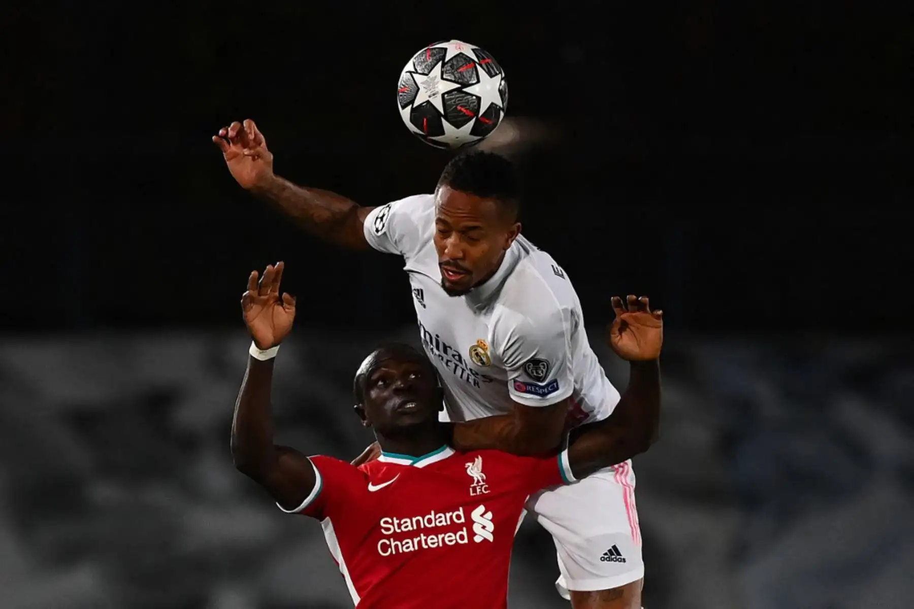 El defensor brasileño del Real Madrid Eder Militao (atrás) cabecea el balón sobre el delantero senegalés del Liverpool Sadio Mane durante el partido de ida de cuartos de final de la Liga de Campeones de la UEFA entre el Real Madrid y el Liverpool en el estadio Alfredo di Stefano de Valdebebas, en las afueras de Madrid.

Foto:AFP