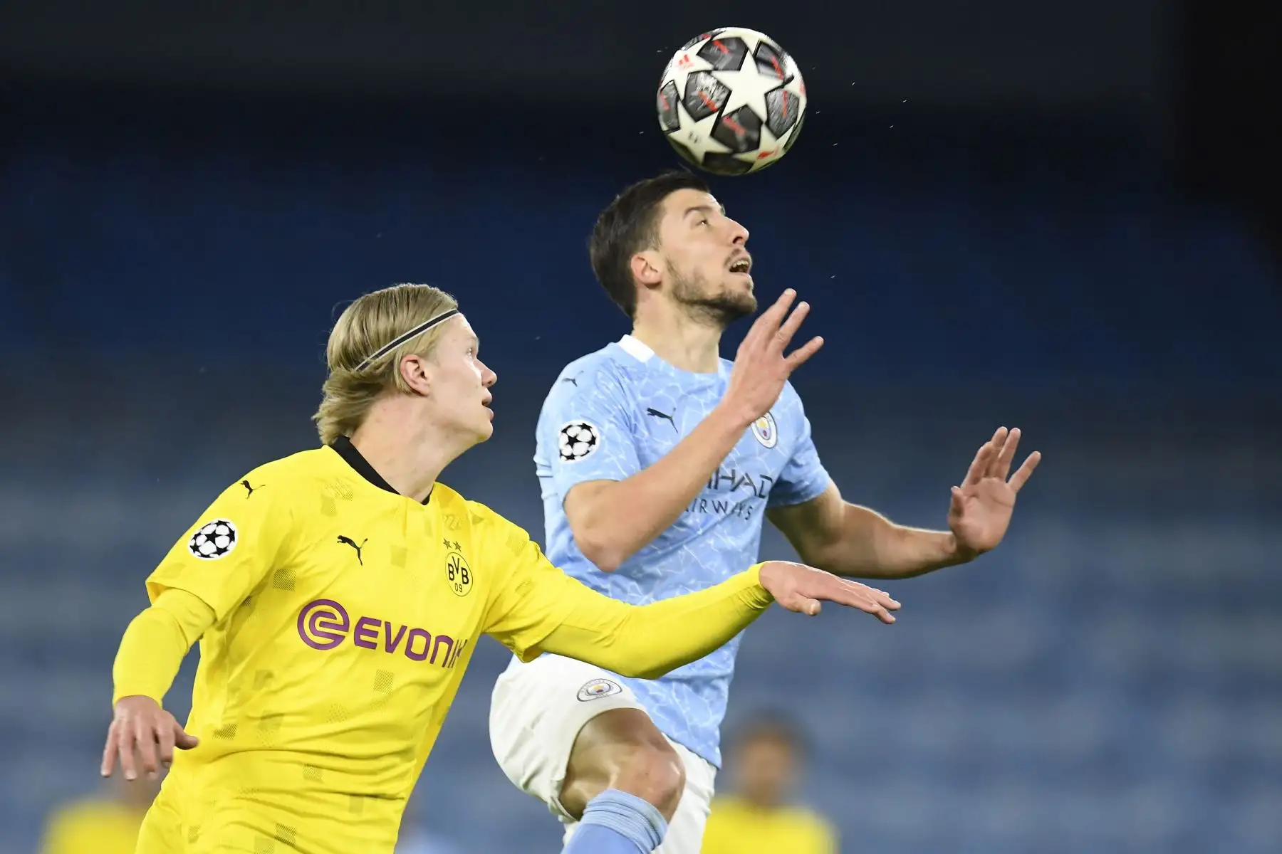 Ruben Dias del Manchester City en acción contra Erling Haaland de Dortmund durante los cuartos de final de la UEFA Champions League,  en Manchester. Foto: EFE