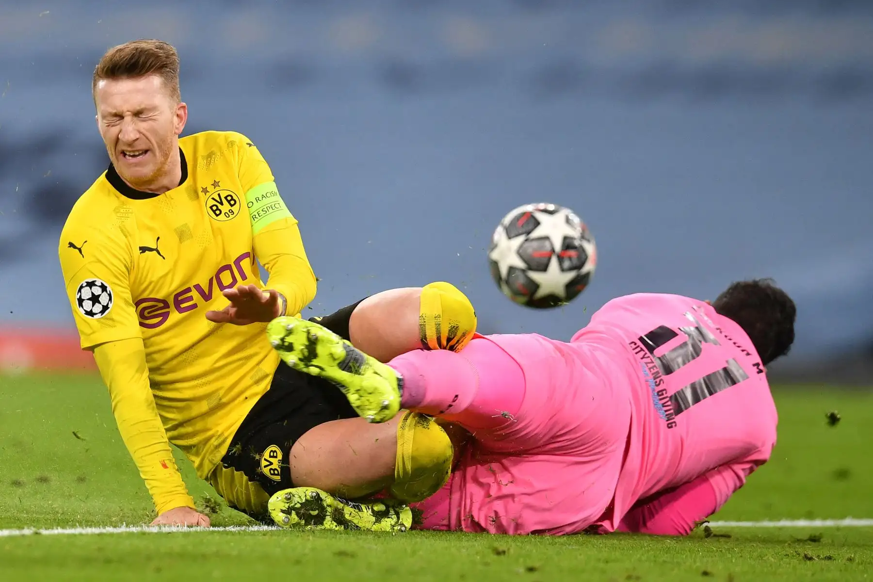 El portero brasileño del Manchester City, Ederson, choca con el delantero alemán del Dortmund, Marco Reus, durante el partido de ida de cuartos de final de la Liga de Campeones de la UEFA. Foto: AFP