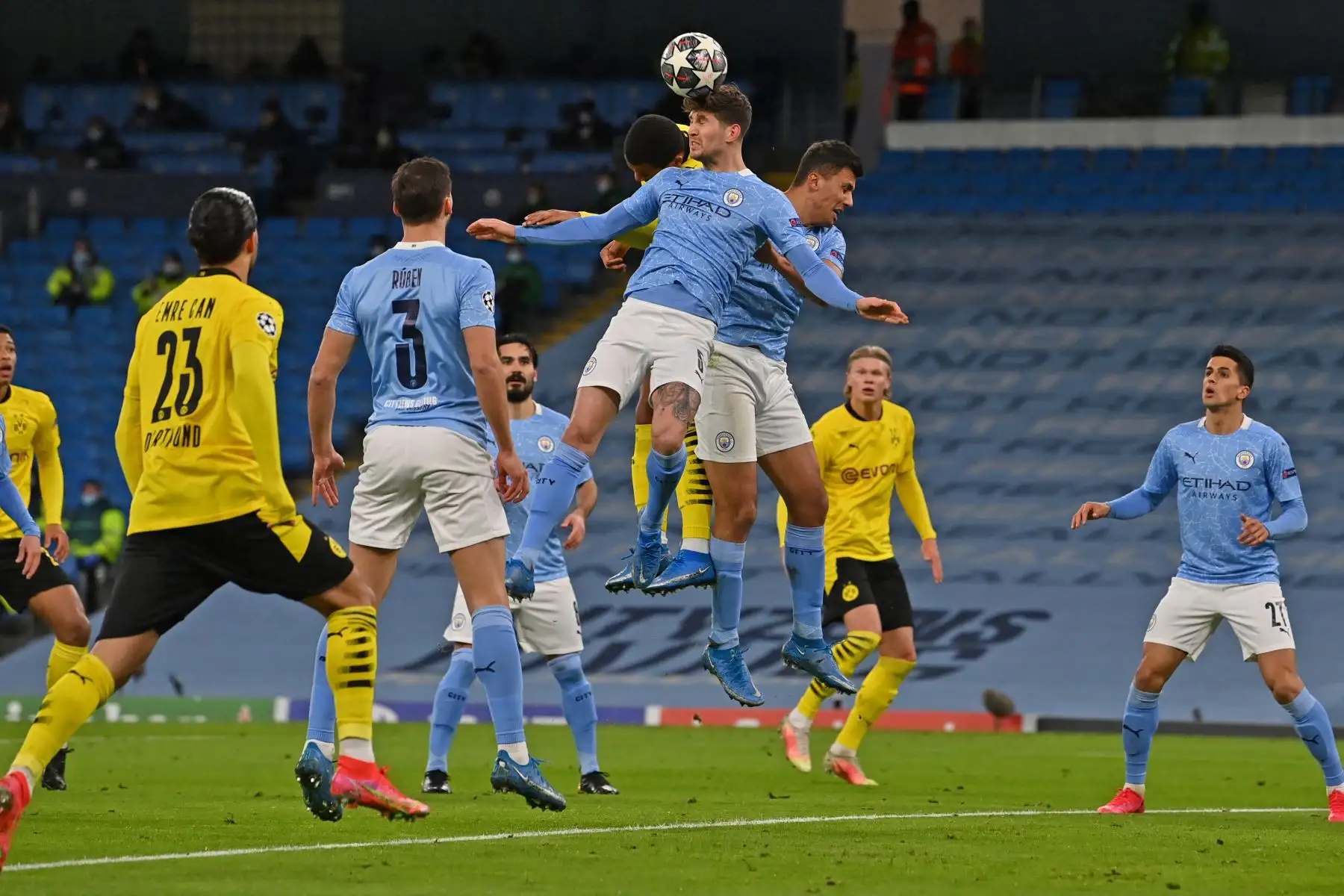 El defensor inglés del Manchester City, John Stones, cabecea el balón tras un tiro de esquina durante el partido de ida de cuartos de final de la Liga de Campeones de la UEFA. Foto: AFP