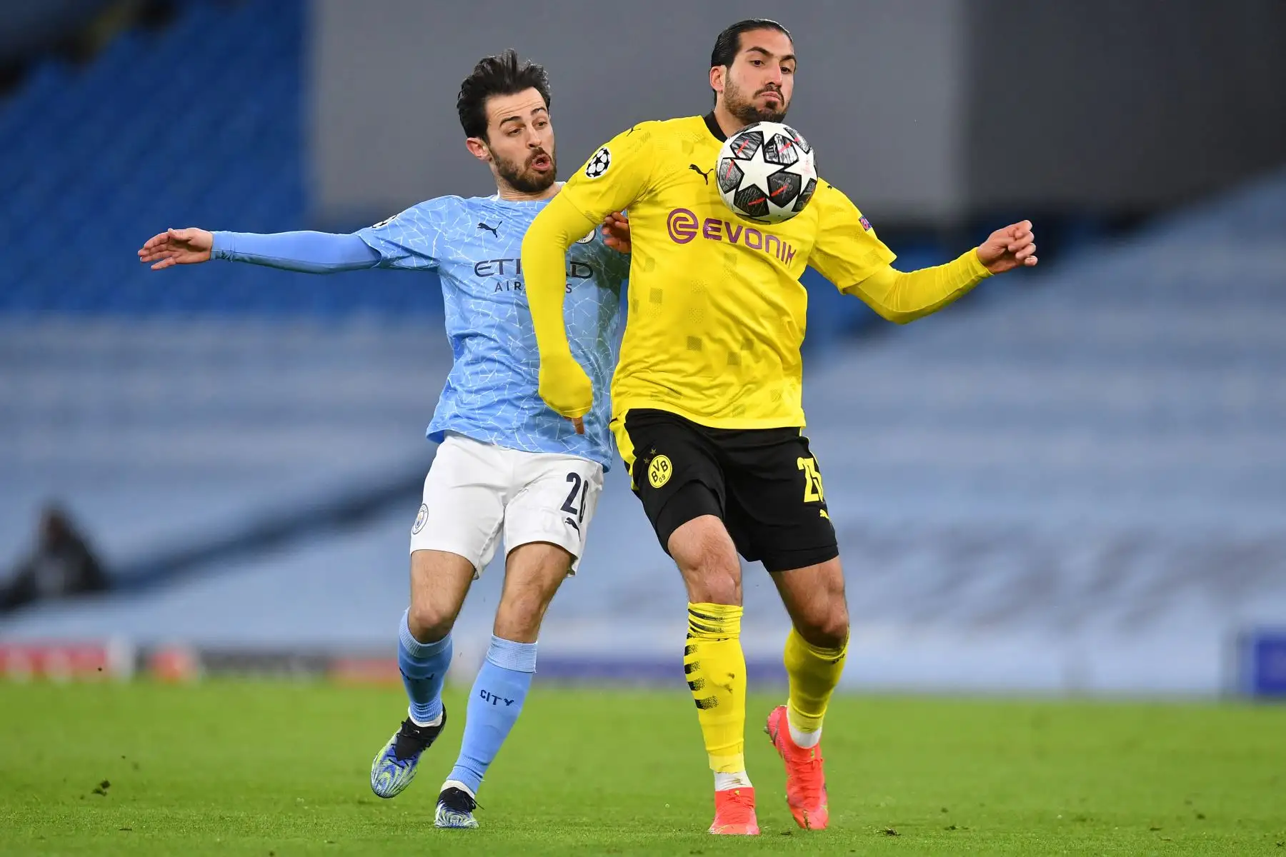 El centrocampista portugués del Manchester City, Bernardo Silva, compite con el mediocampista alemán del Dortmund, Emre Can, durante el partido de ida de cuartos de final de la Liga de Campeones de la UEFA. Foto: AFP