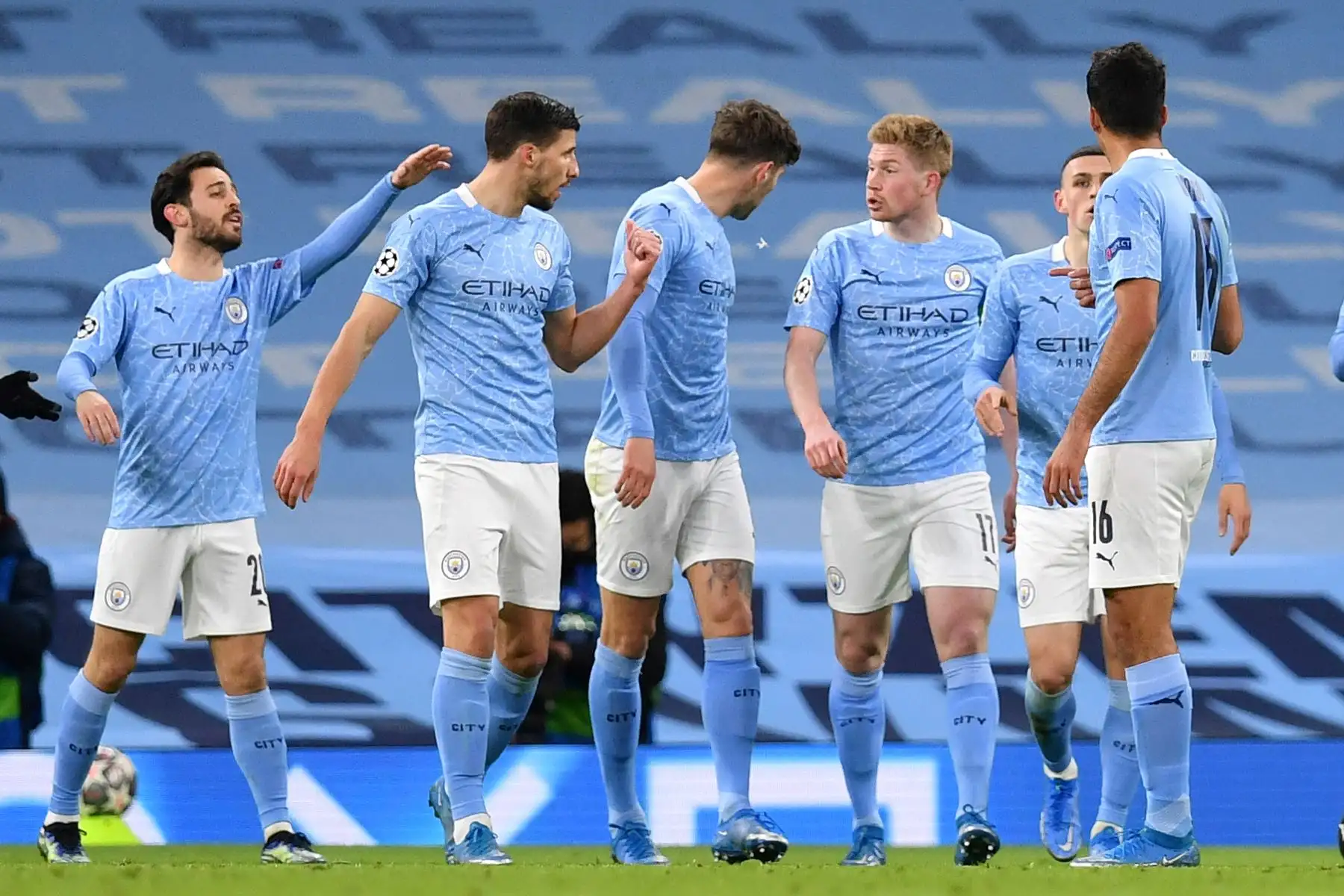 El centrocampista belga del Manchester City Kevin De Bruyne celebra con sus compañeros tras anotar el primer gol durante el partido de ida de cuartos de final de la Liga de Campeones de la UEFA. Foto: AFP