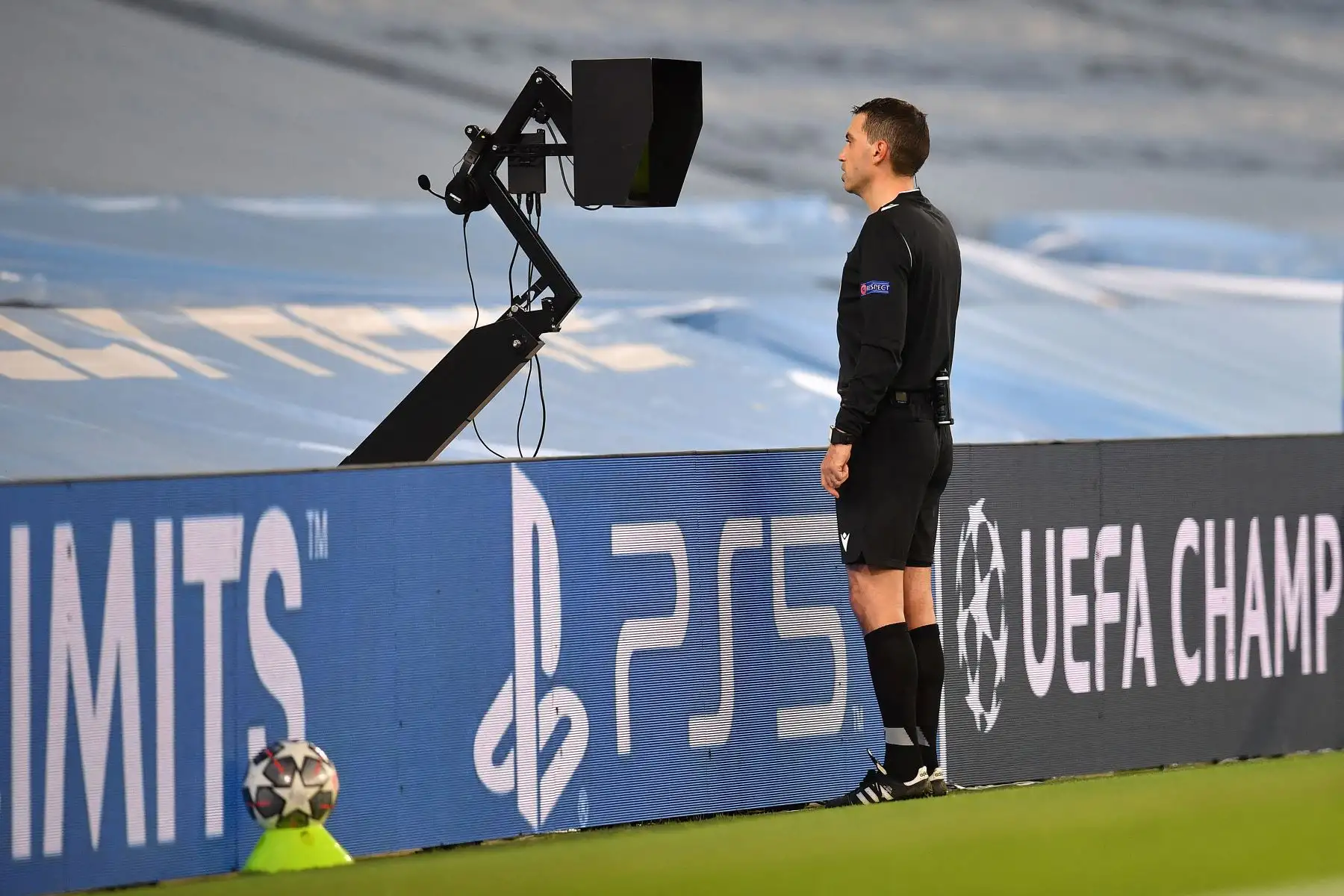 El árbitro Ovidiu Hategan revisa la pantalla del VAR antes de anular su decisión de penalti durante el partido de ida de cuartos de final de la UEFA Champions League. Foto: AFP