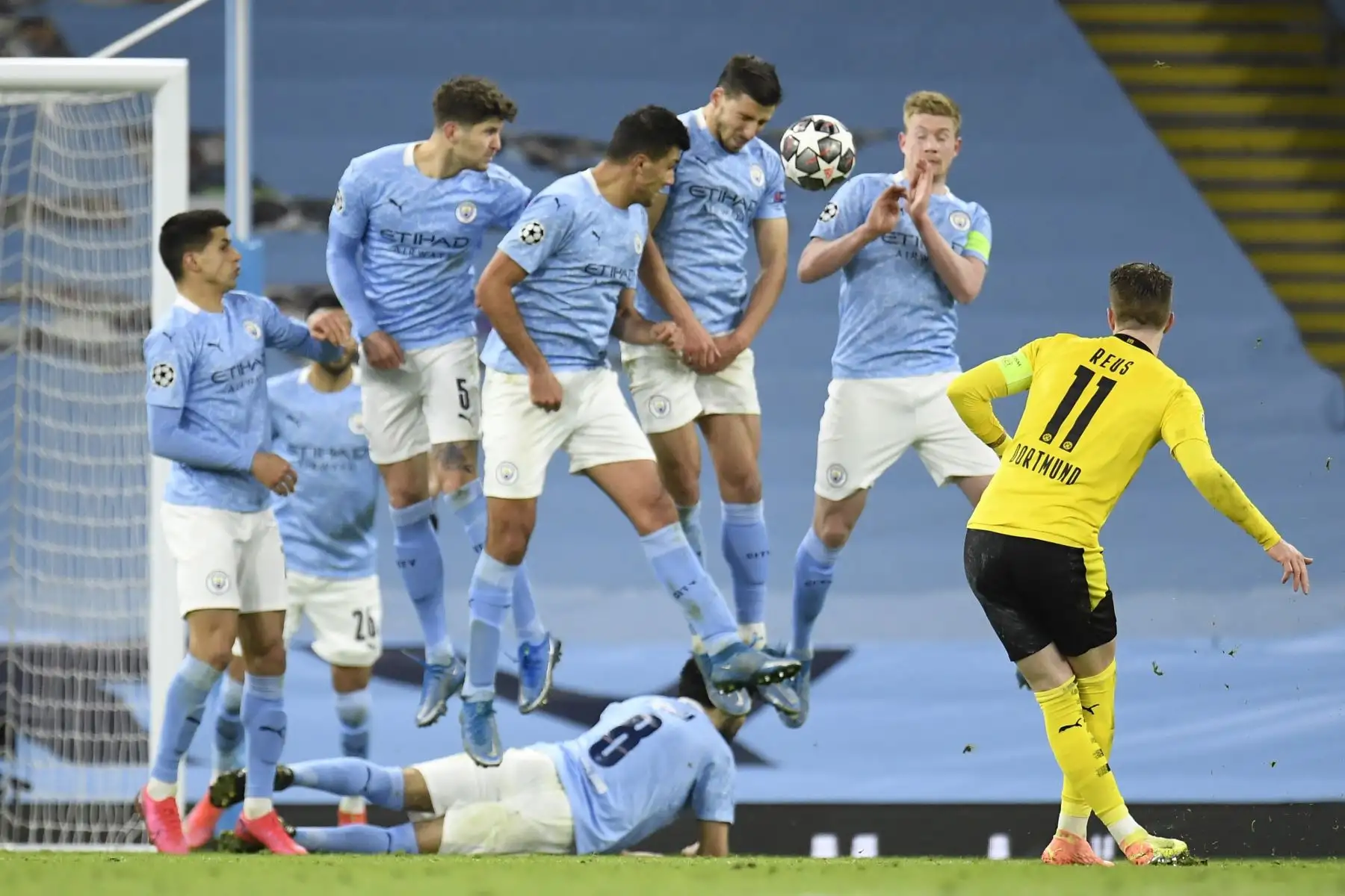 Marco Reus de Dortmund dispara un tiro libre durante los cuartos de final de la Liga de Campeones de la UEFA. Foto: EFE