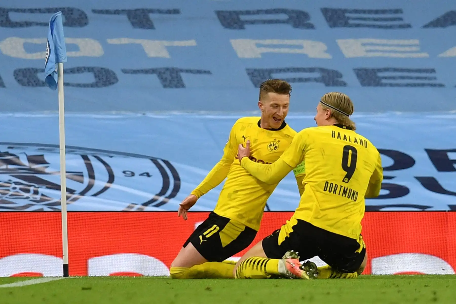 El delantero alemán del Dortmund Marco Reus celebra tras anotar el gol de la igualación con el delantero noruego del Dortmund Erling Braut Haaland durante el partido de ida de cuartos de final de la Liga de Campeones de la UEFA. Foto: AFP
