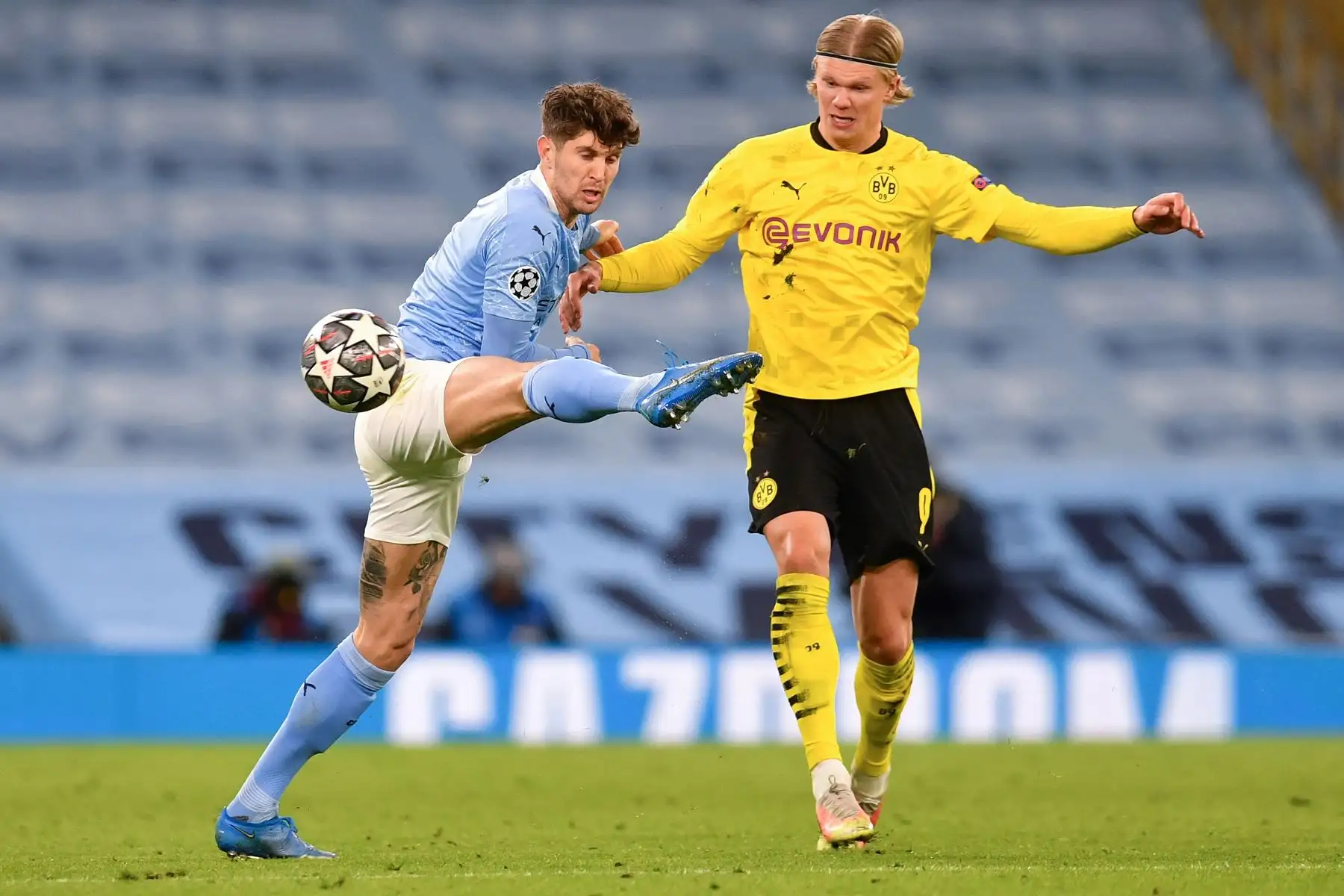 El defensor inglés del Manchester City, John Stones, compite contra el delantero noruego del Dortmund, Erling Haaland, durante el partido de ida de cuartos de final de la Liga de Campeones de la UEFA. Foto: AFP