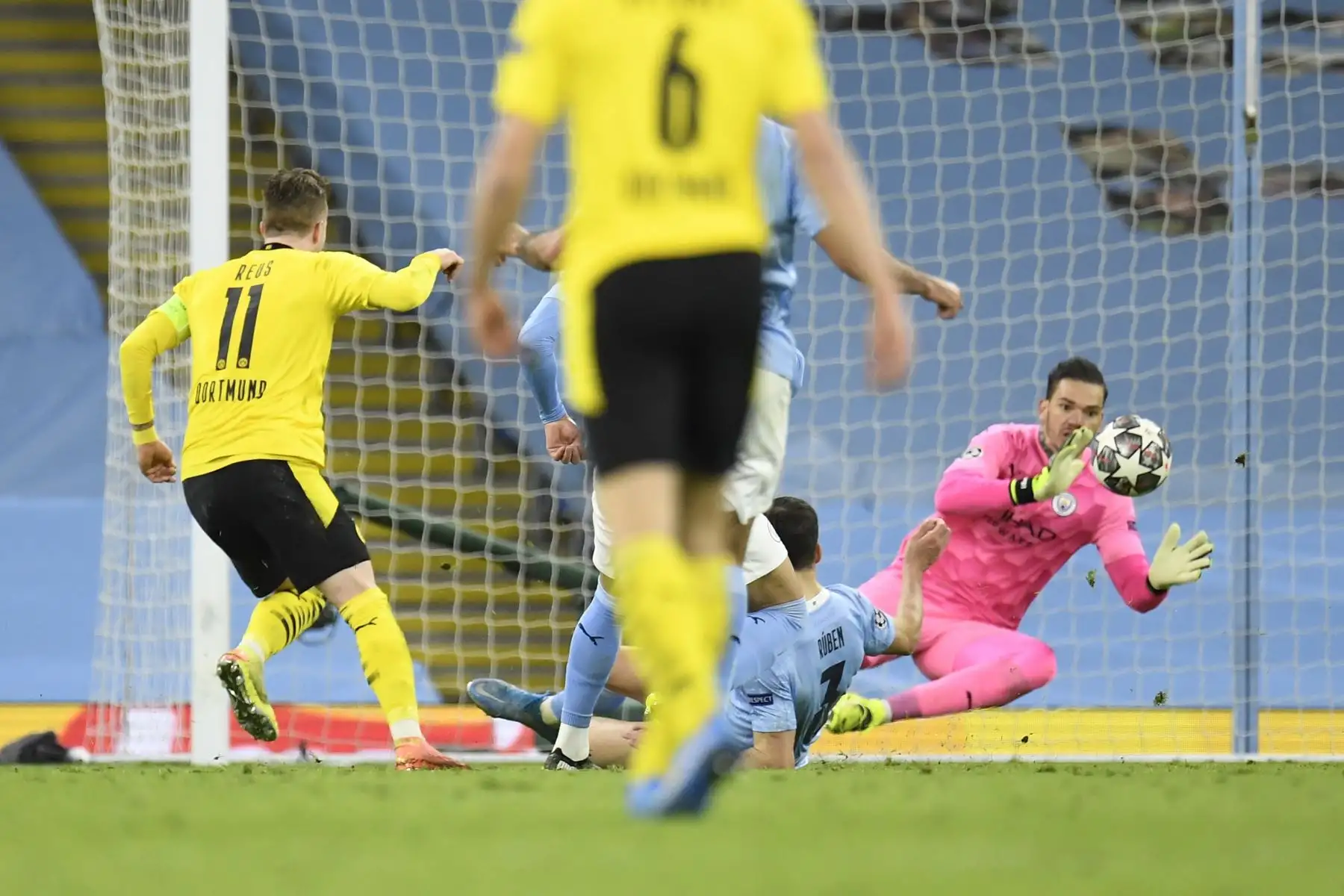 Marco Reus de Dortmund anota el empate 1-1 durante los cuartos de final de la Liga de Campeones de la UEFA. Foto: AFP