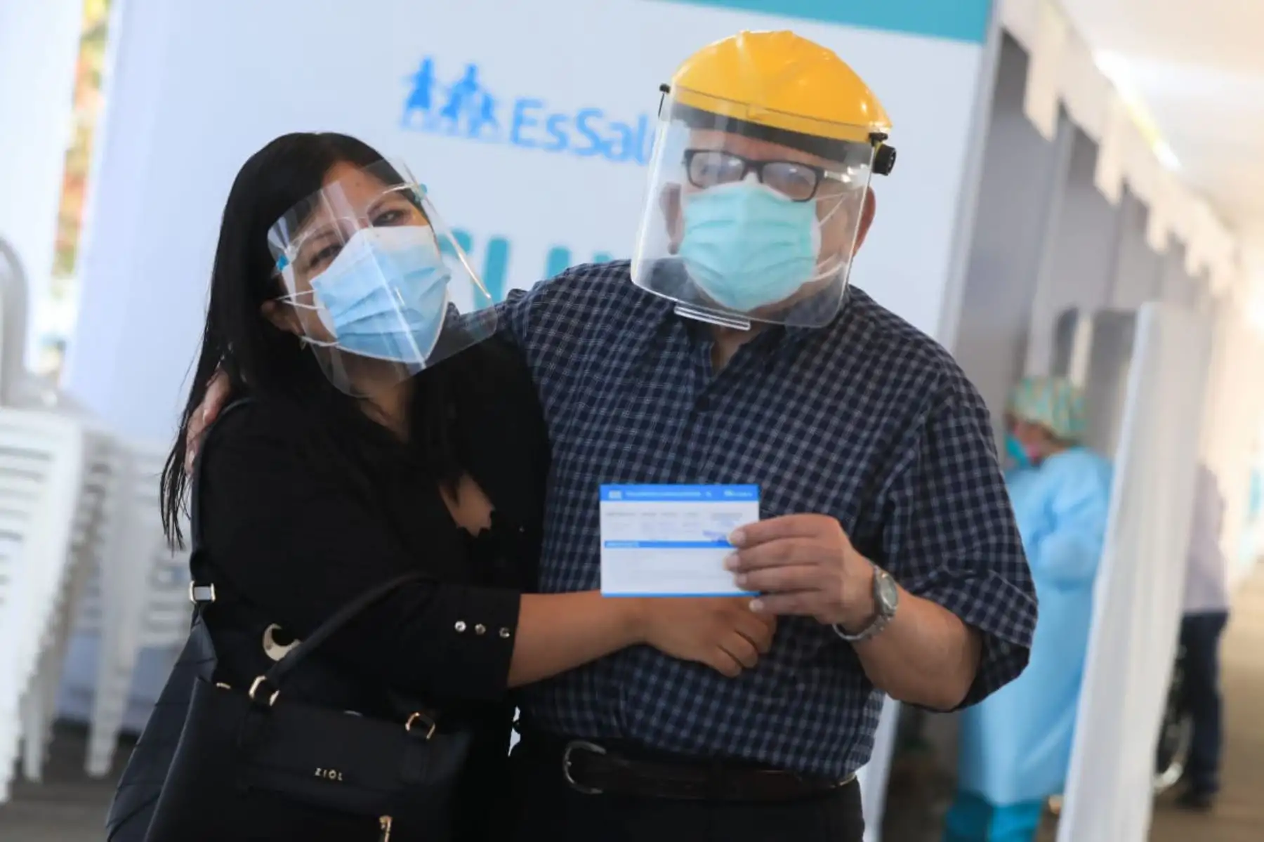 Los asegurados adultos mayores, de 85 años a más, previamente citados, siguen llegando a inmunizarse con la segunda dosis de la vacuna contra la covid-19, al vacunatorio de Plaza Norte. Foto: ANDINA/Essalud