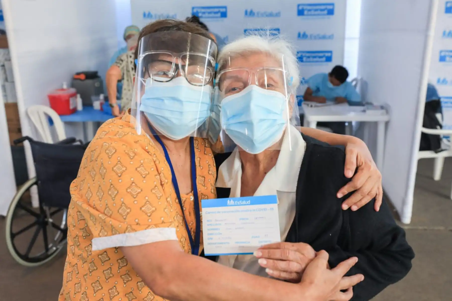 Los asegurados adultos mayores, de 85 años a más, previamente citados, siguen llegando a inmunizarse con la segunda dosis de la vacuna contra la covid-19, al vacunatorio de Plaza Norte. Foto: ANDINA/Essalud