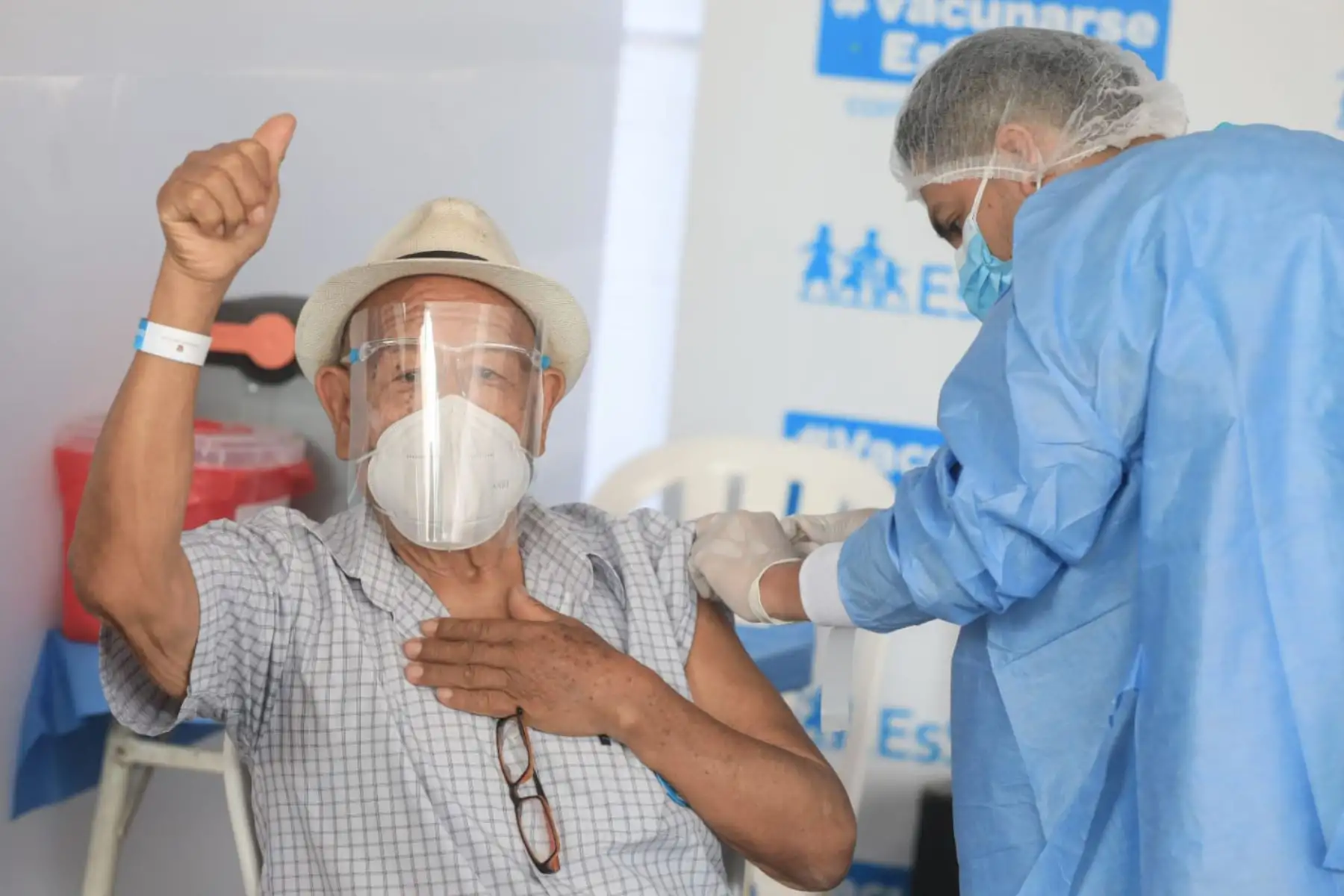Los asegurados adultos mayores, de 85 años a más, previamente citados, siguen llegando a inmunizarse con la segunda dosis de la vacuna contra la covid-19, al vacunatorio de Plaza Norte. Foto: ANDINA/Essalud