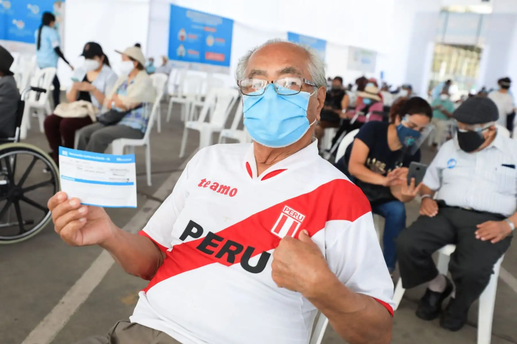 Los asegurados adultos mayores, de 85 años a más, previamente citados, siguen llegando a inmunizarse con la segunda dosis de la vacuna contra la covid-19, al vacunatorio de Plaza Norte. Foto: ANDINA/Essalud