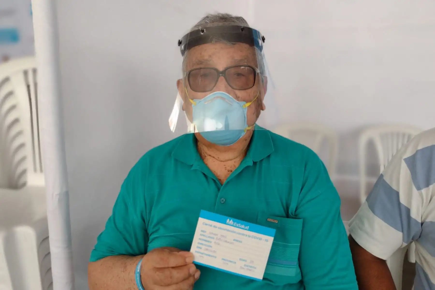 Los asegurados adultos mayores, de 85 años a más, previamente citados, siguen llegando a inmunizarse con la segunda dosis de la vacuna contra la covid-19, al vacunatorio de Plaza Norte. Foto: ANDINA/Essalud