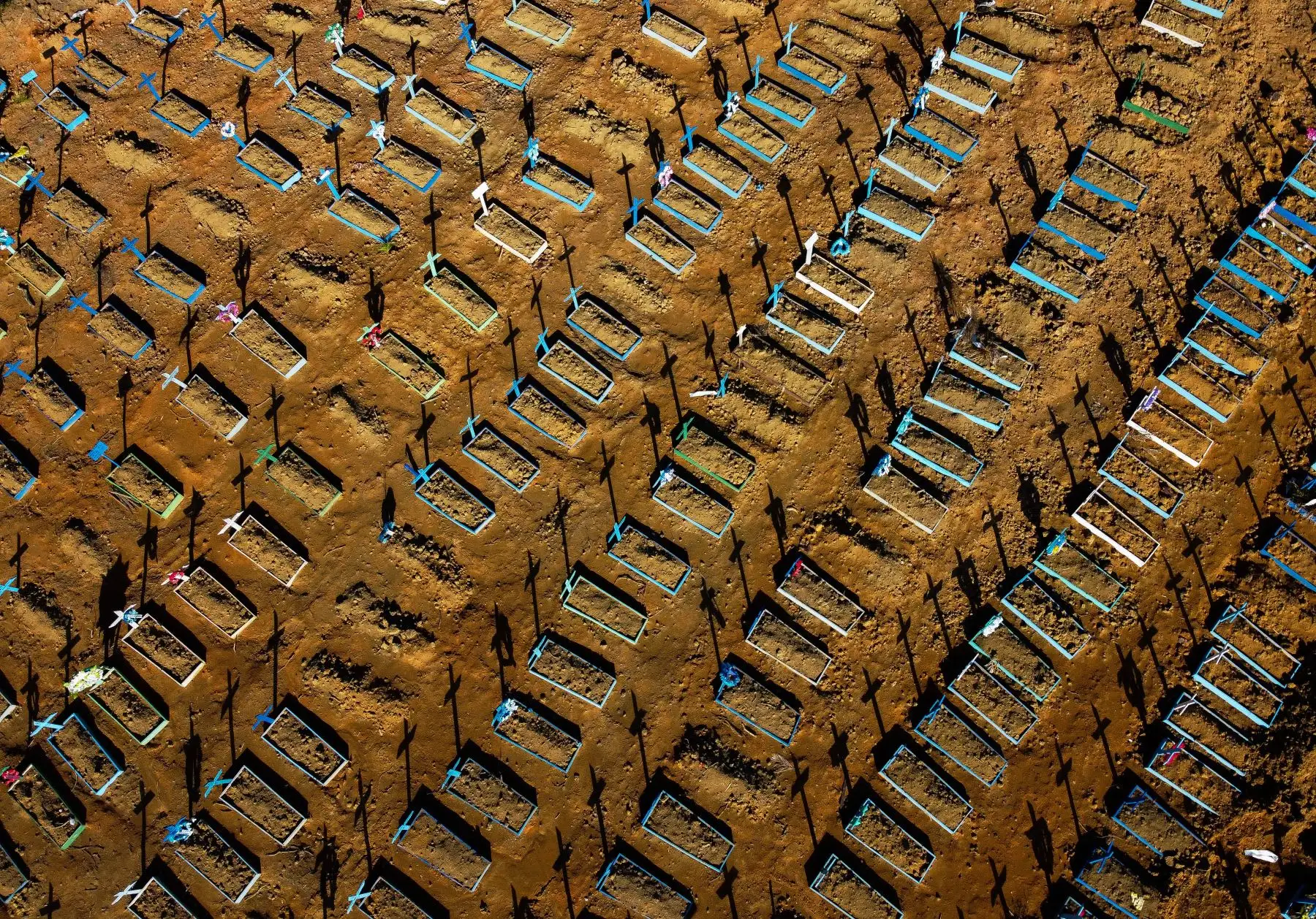 Brasil, de 212 millones de habitantes, contabilizó 4,195 muertos, con lo cual el total se eleva a 336,947 óbitos en más de trece meses de pandemia. Foto: AFP