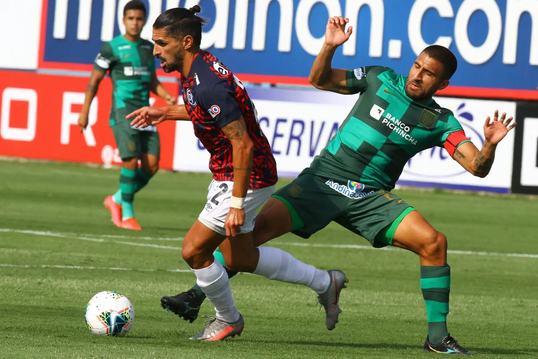 Alianza Lima gana 1 a 0 ante Deportivo Municipal. Cardoza disputa el balón con Josemir Ballón

Foto: Liga1FPF
