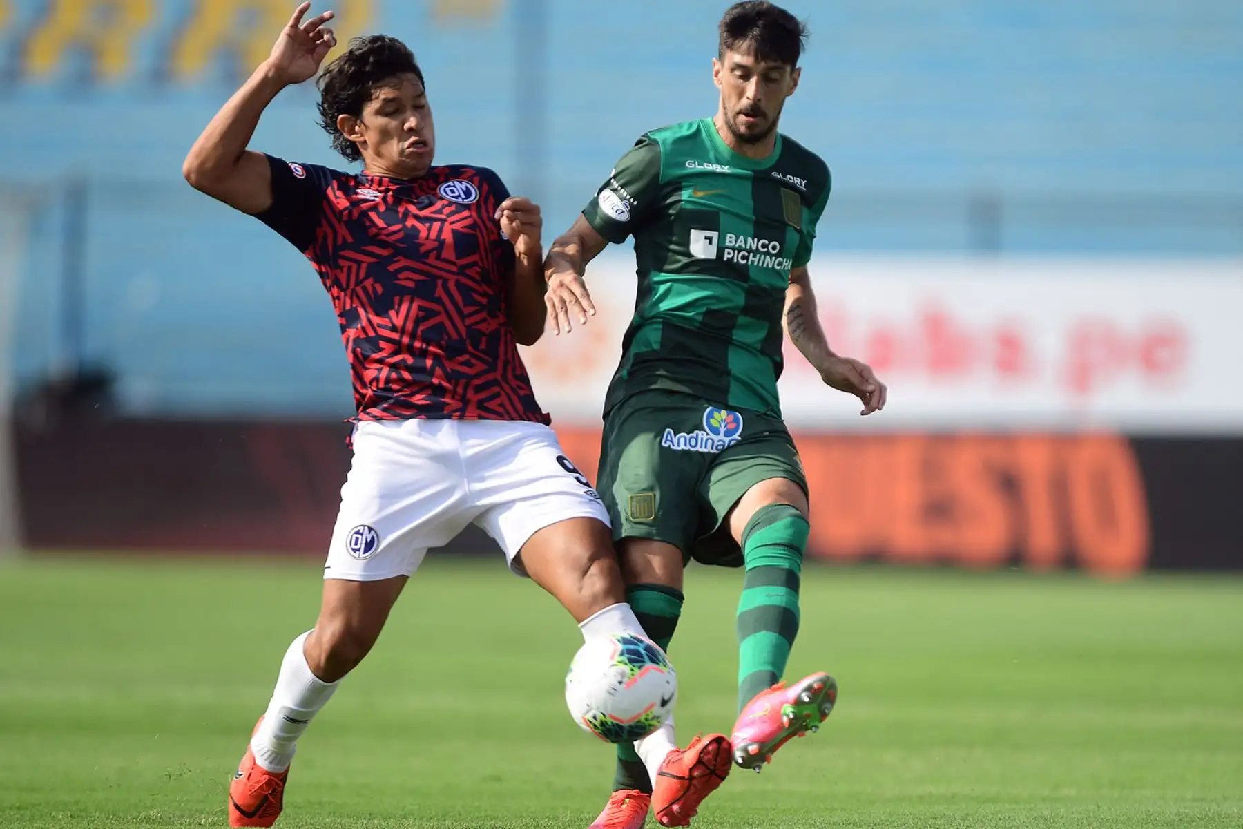 Alianza Lima gana 1 a 0 ante Deportivo Municipal. Búfalo Ovelar de Municipal disputa el balón con Jonathan La Cerda

Foto: Liga1FPF