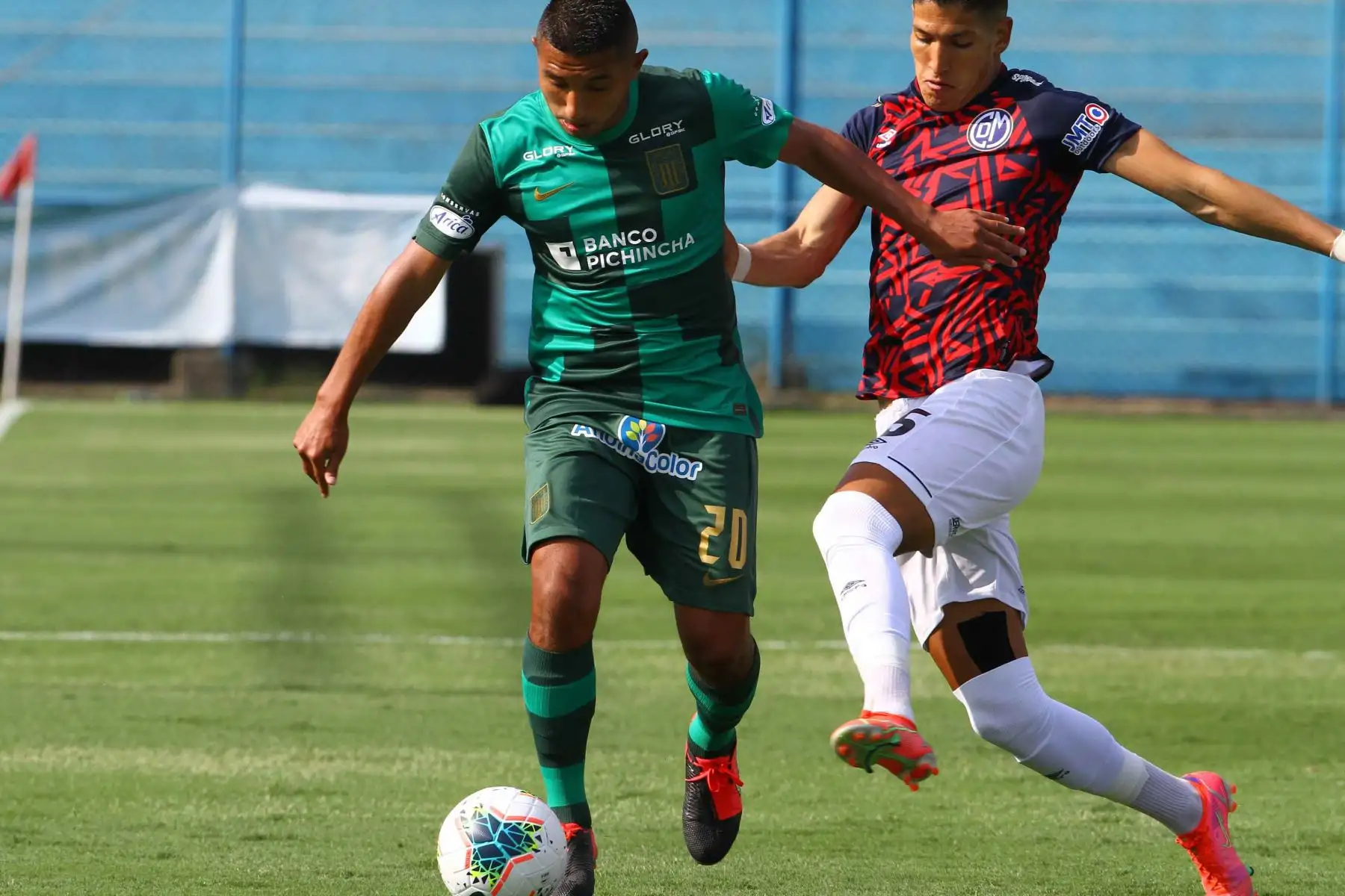 E. Oliva de Alianza Lima disputa el balón con A. Cossio de Deportivo Municipal

Foto: Liga1FPF