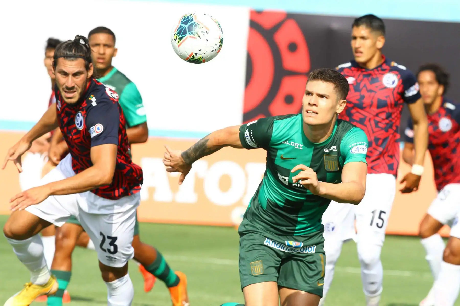 Sebastián Gonzáles Zela de Alianza Lima disputa el balón con M. Saravia de Deportivo Municipal

Foto: Liga1FPF