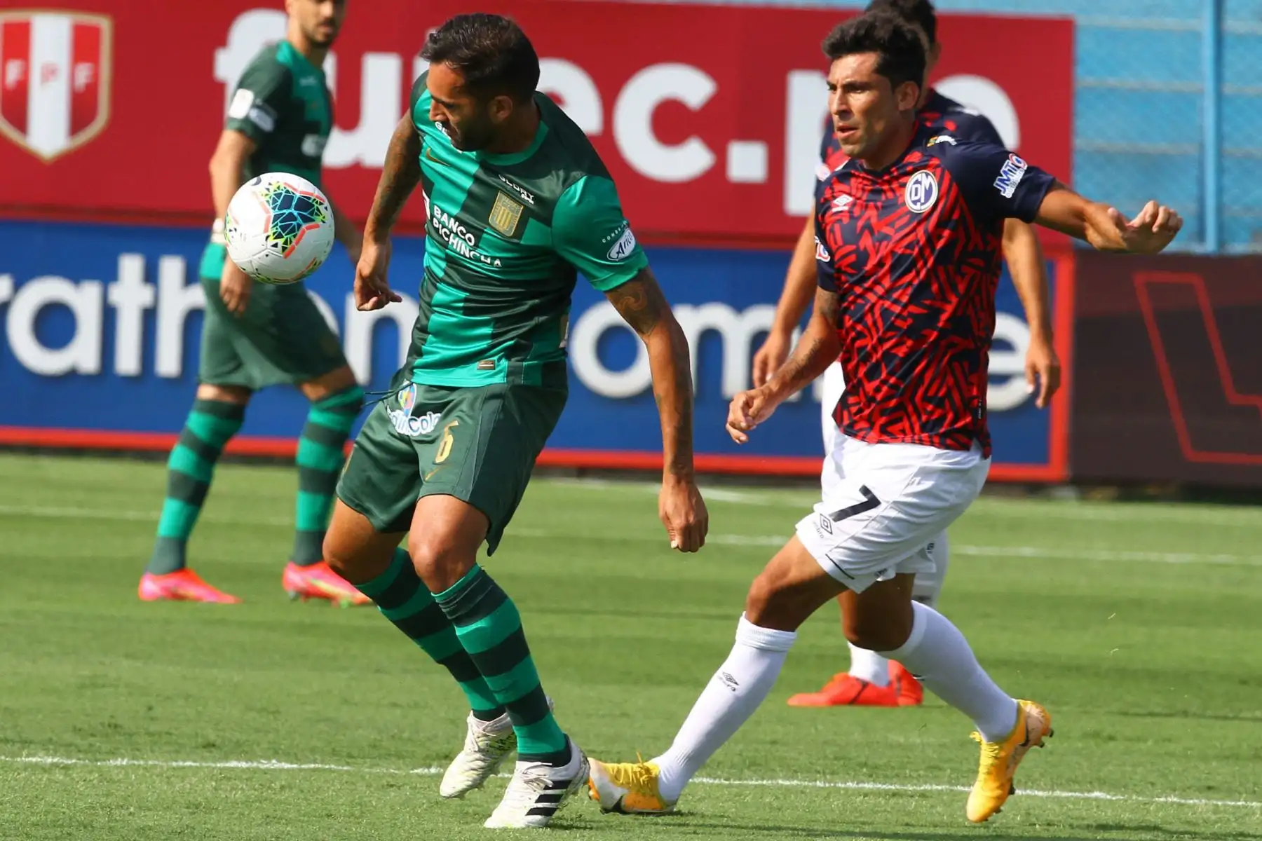 Pablo Míguez de Alianza Lima disputa el balón con M. Velarde de Deportivo Municipal

Foto: Liga1FPF