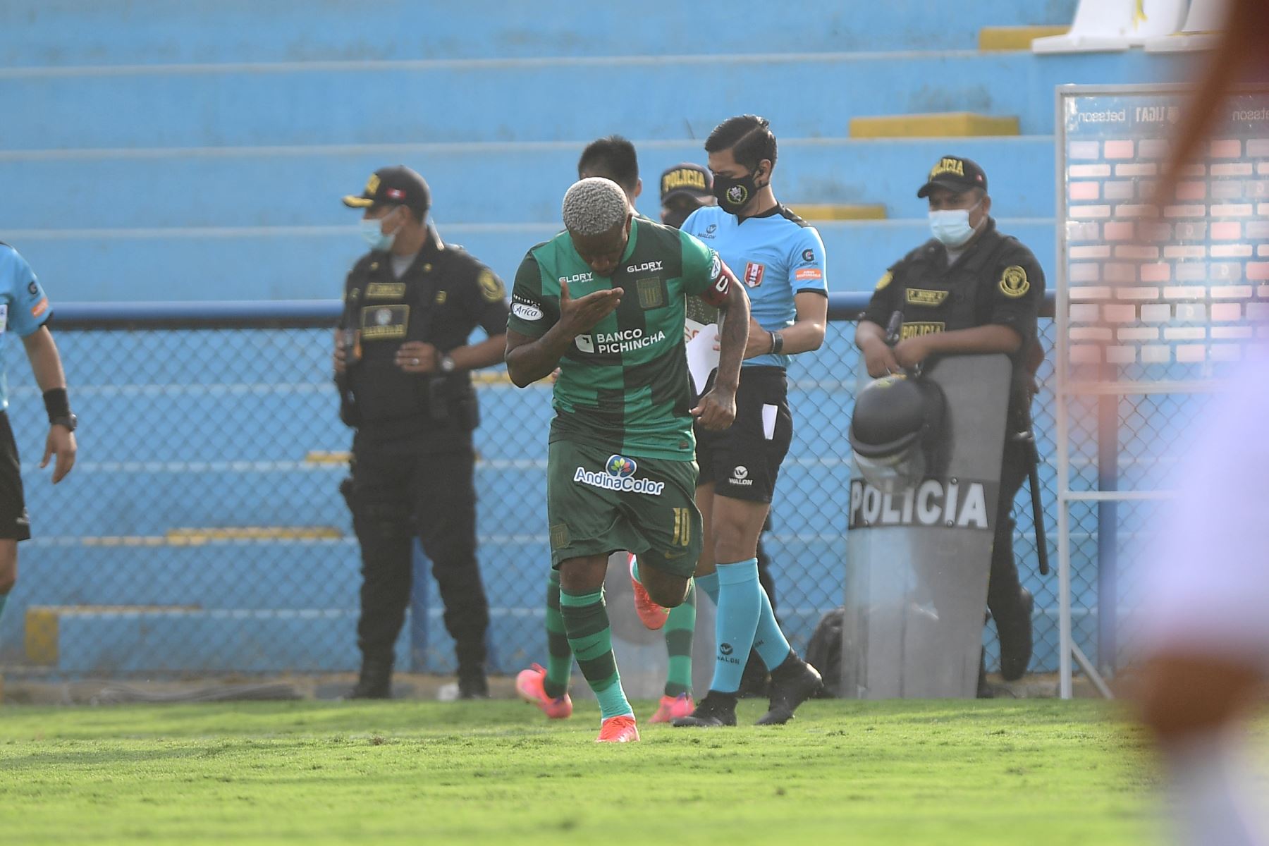 Jefferson Farfán hace su debut en Alianza Lima