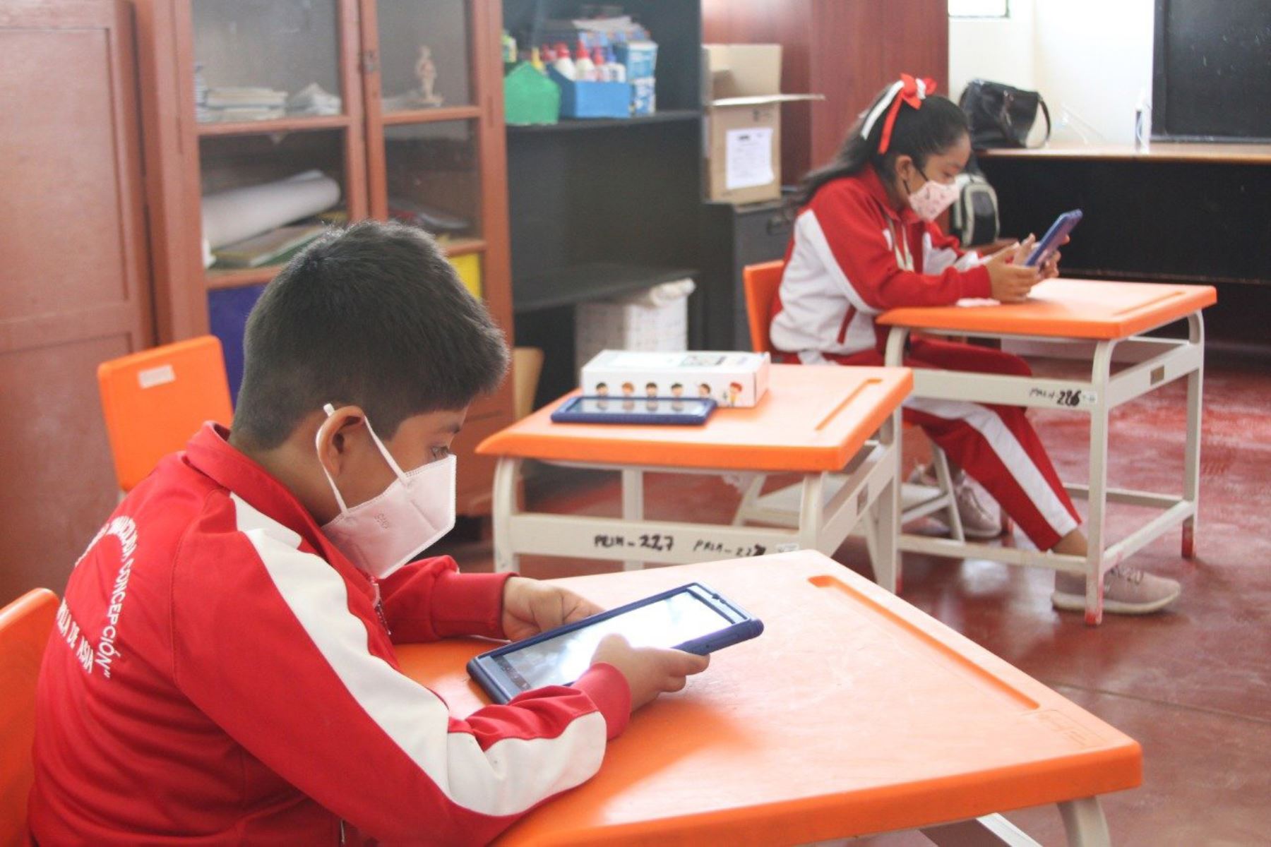 El ministro de Educación, Ricardo Cuenca, participó en la entrega de tablets a estudiantes de la institución educativa N° 20123 del centro poblado de Asia, en la provincia limeña de Cañete.
Foto: Minedu