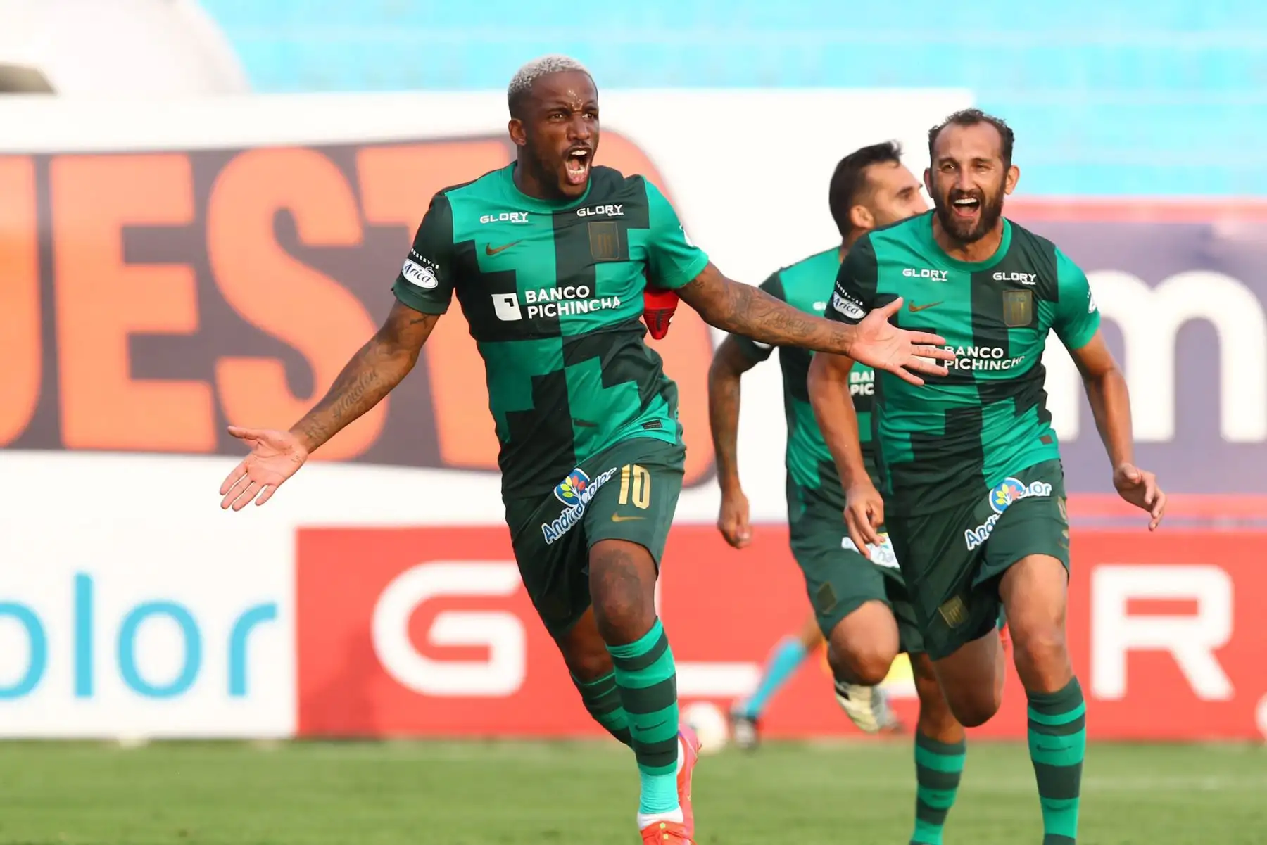 Celebración de Jefferson Farfán de Alianza Lima quien anota un gol  ante Deportivo Municipal en el estadio Alberto Gallardo.

Foto: Liga1FPF