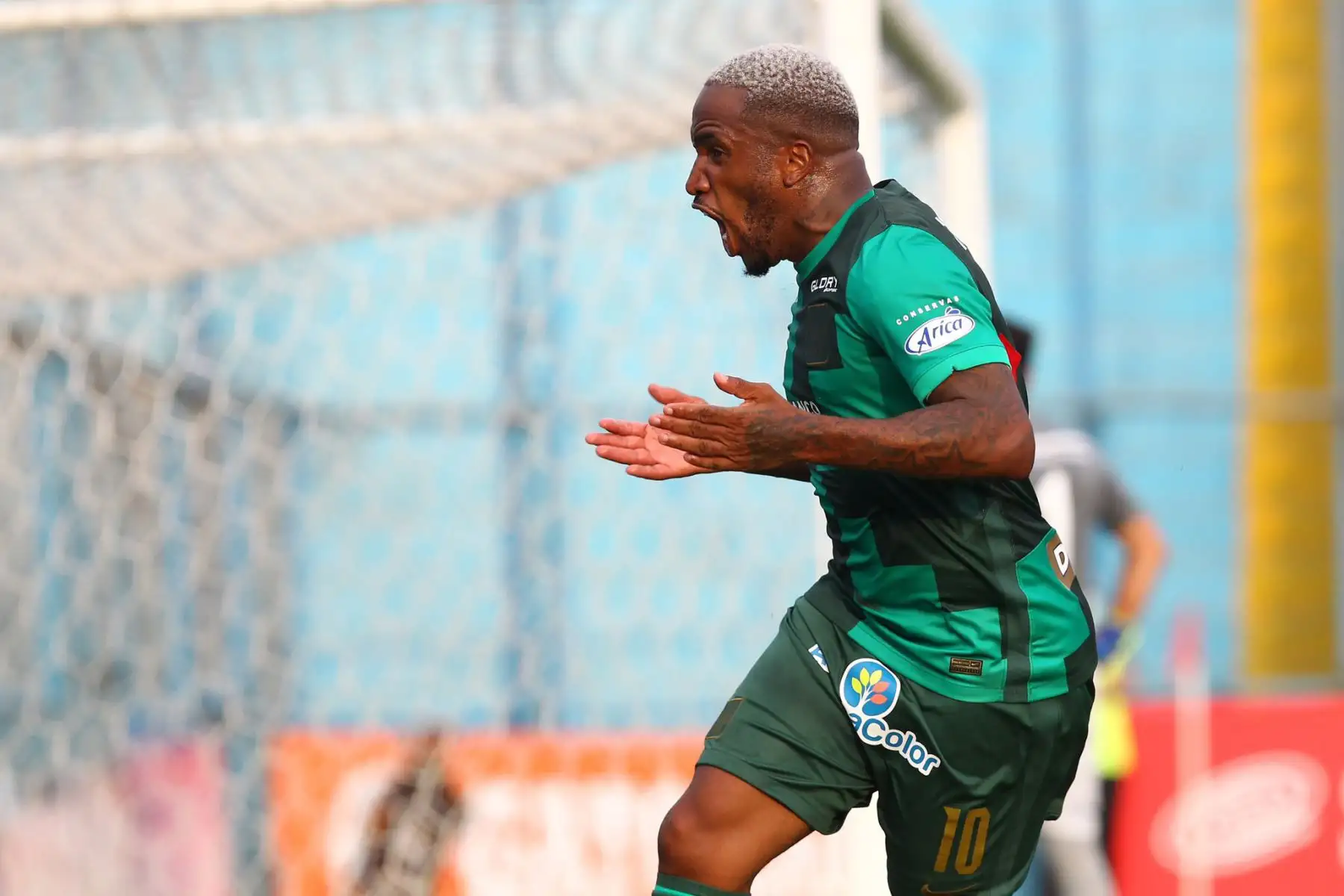 Celebración de Jefferson Farfán de Alianza Lima quien anota un gol  ante Deportivo Municipal en el estadio Alberto Gallardo.

Foto: Liga1FPF
