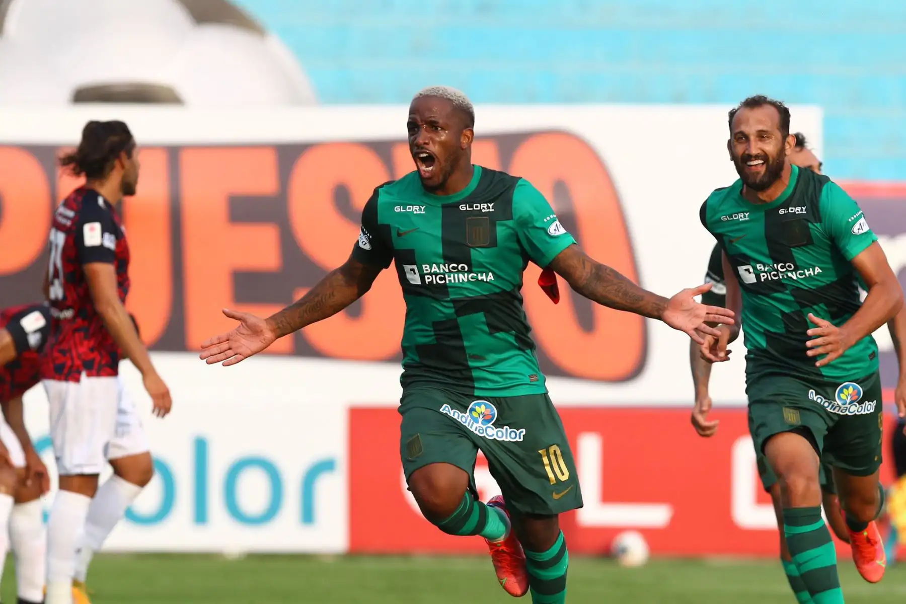 Celebración de Jefferson Farfán de Alianza Lima quien anota un gol  ante Deportivo Municipal en el estadio Alberto Gallardo.

Foto: Liga1FPF