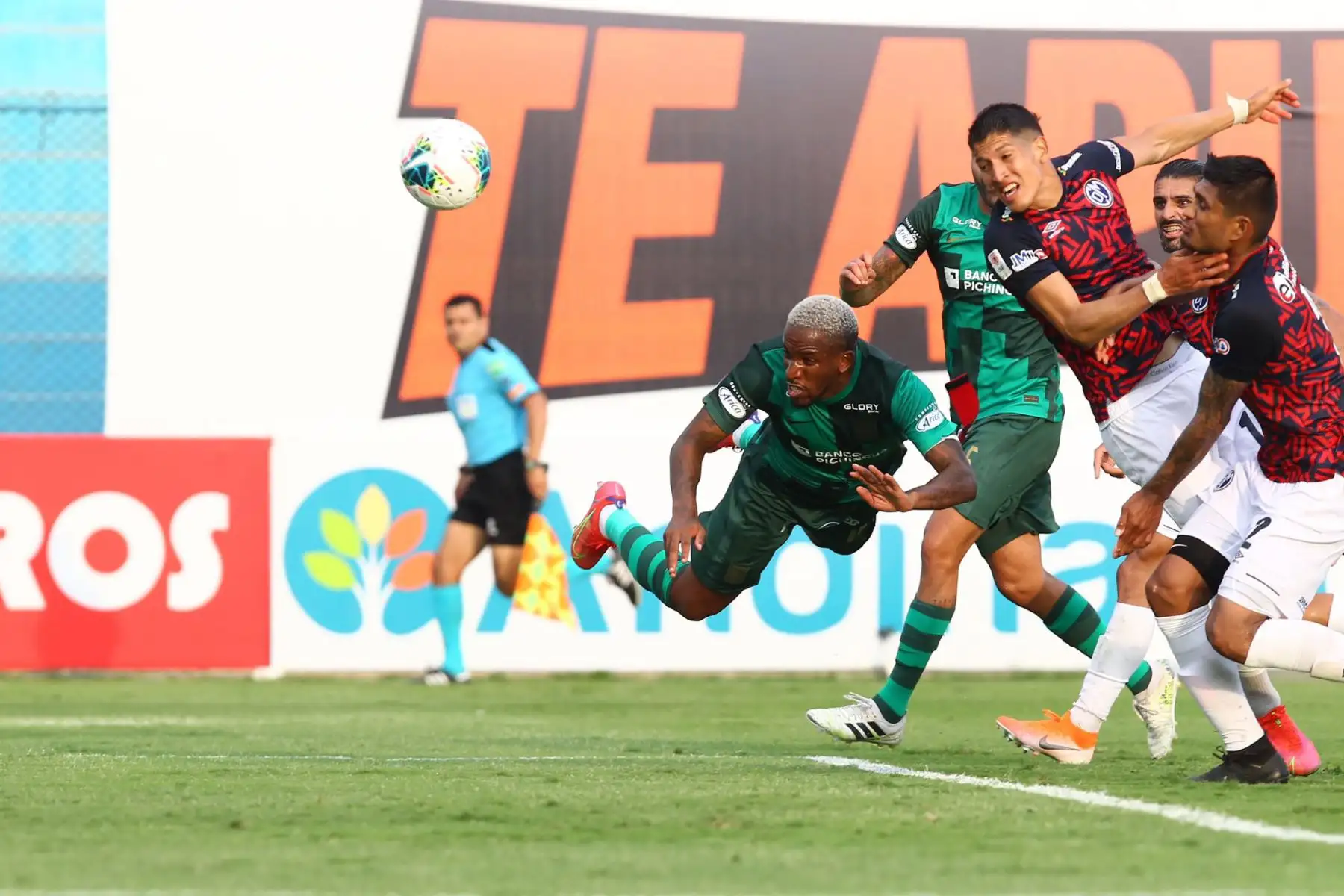 Celebración de Jefferson Farfán de Alianza Lima quien anota un gol  ante Deportivo Municipal en el estadio Alberto Gallardo.

Foto: Liga1FPF