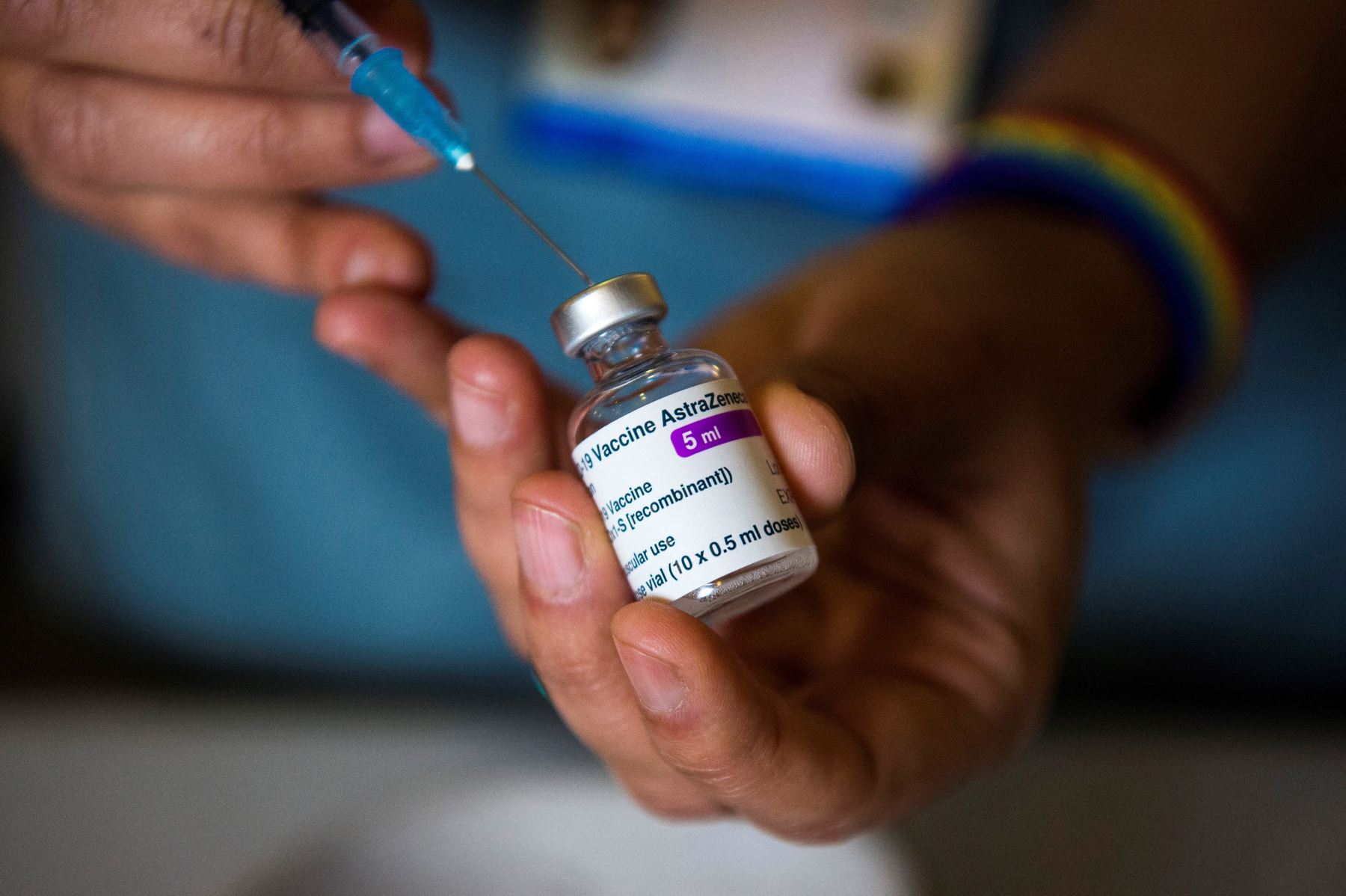 Amnistía pide "actuar inmediatamente para acelerar la producción y el suministro de vacunas para todos". Foto: AFP