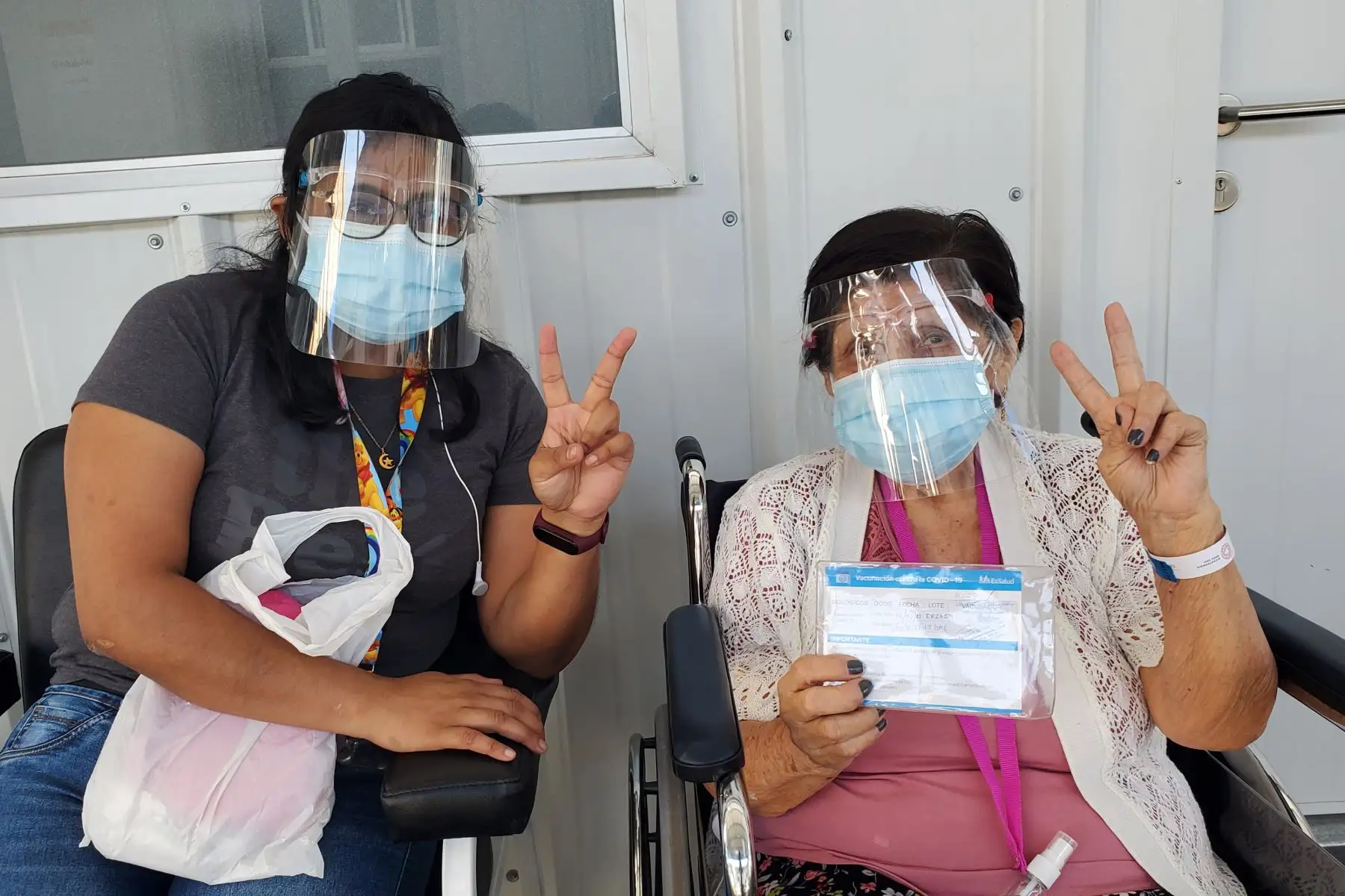 Los asegurados adultos mayores, de 85 años a más, previamente citados, siguen llegando a inmunizarse con la segunda dosis de la vacuna contra la covid-19, al vacunatorio  Aljovín. Foto: ANDINA/Essalud