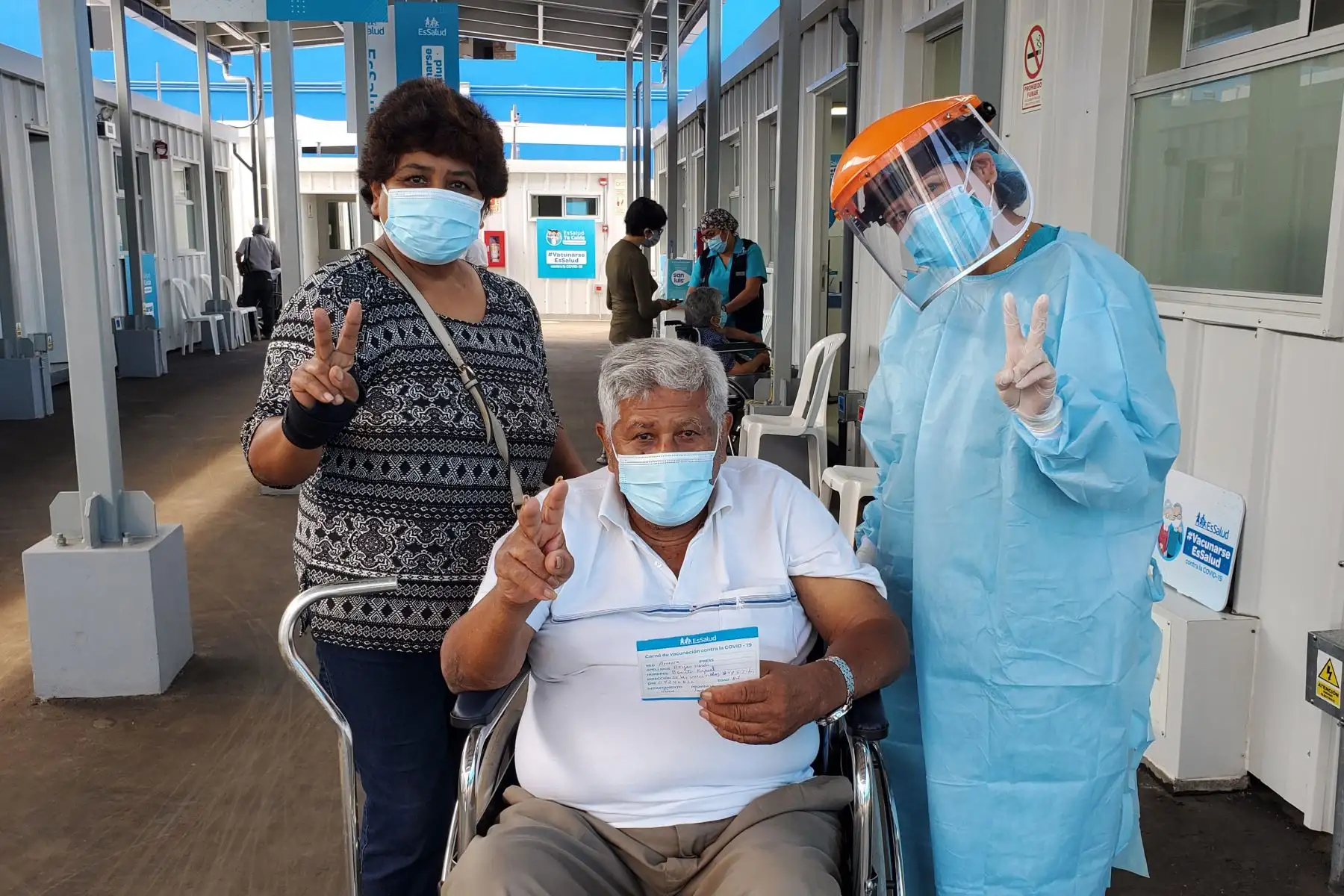 Los asegurados adultos mayores, de 85 años a más, previamente citados, siguen llegando a inmunizarse con la segunda dosis de la vacuna contra la covid-19, al vacunatorio  Aljovín. Foto: ANDINA/Essalud