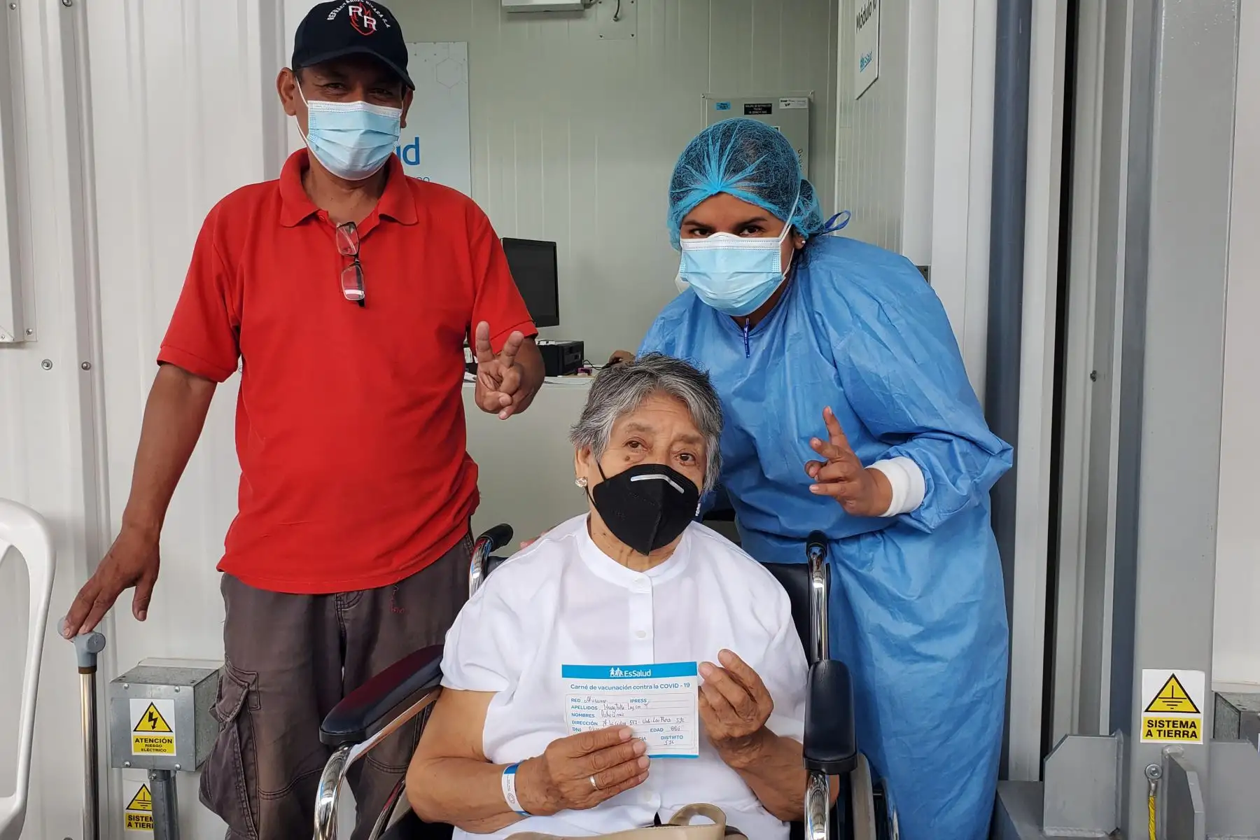 Los asegurados adultos mayores, de 85 años a más, previamente citados, siguen llegando a inmunizarse con la segunda dosis de la vacuna contra la covid-19, al vacunatorio  Aljovín. Foto: ANDINA/Essalud