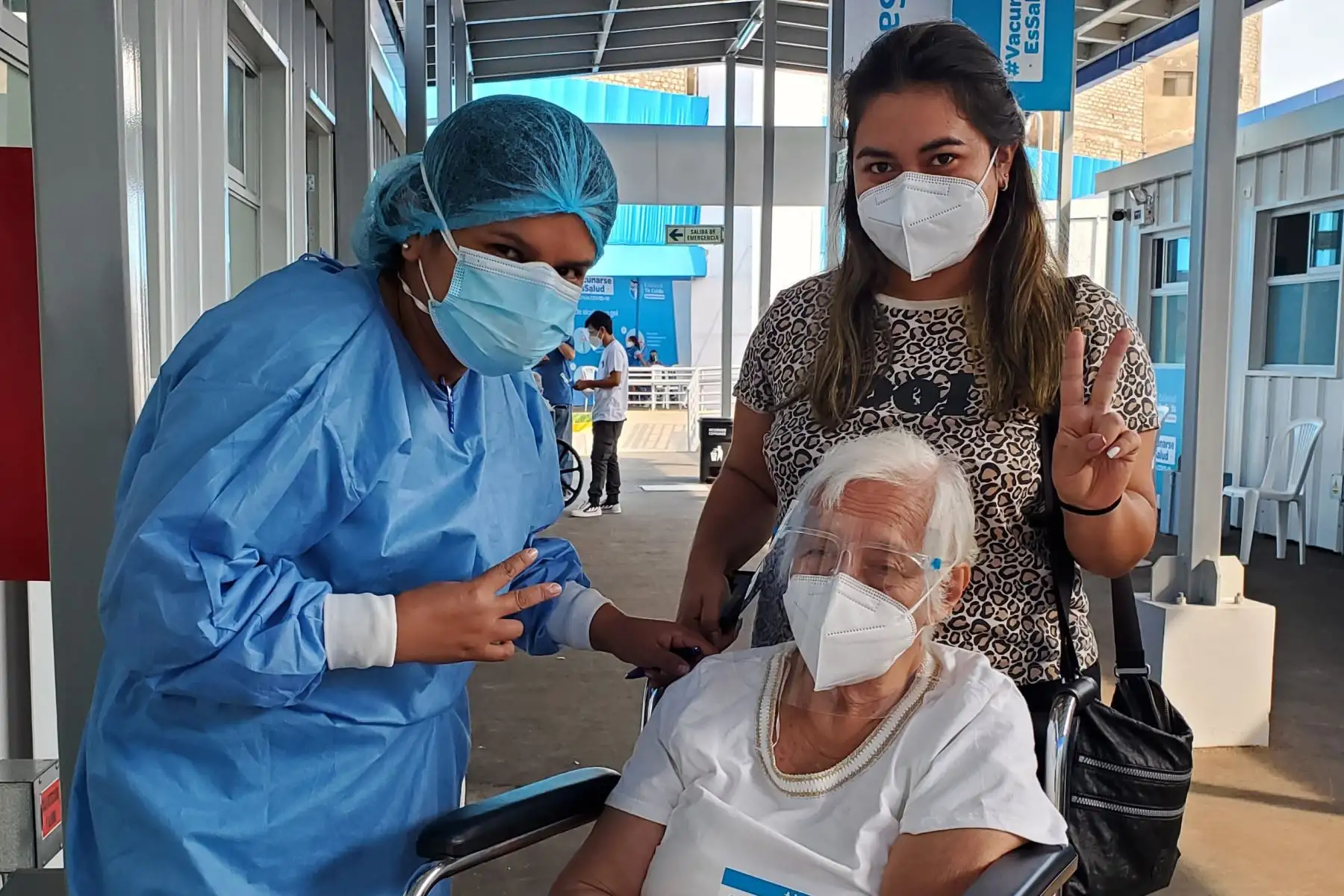 Los asegurados adultos mayores, de 85 años a más, previamente citados, siguen llegando a inmunizarse con la segunda dosis de la vacuna contra la covid-19, al vacunatorio  Aljovín. Foto: ANDINA/Essalud