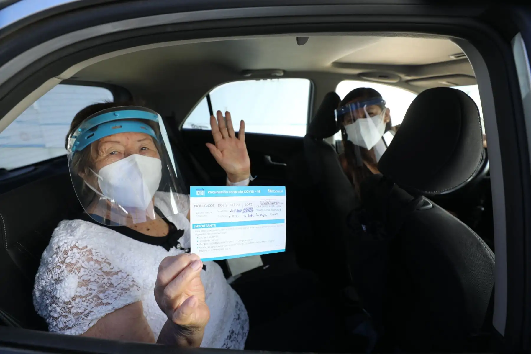 Los asegurados adultos mayores, de 85 años a más, previamente citados, llegaron a inmunizarse con la segunda dosis de la vacuna contra la covid-19, al vacunatorio de la Explanada del Estadio Monumental.  Foto: ANDINA/Essalud