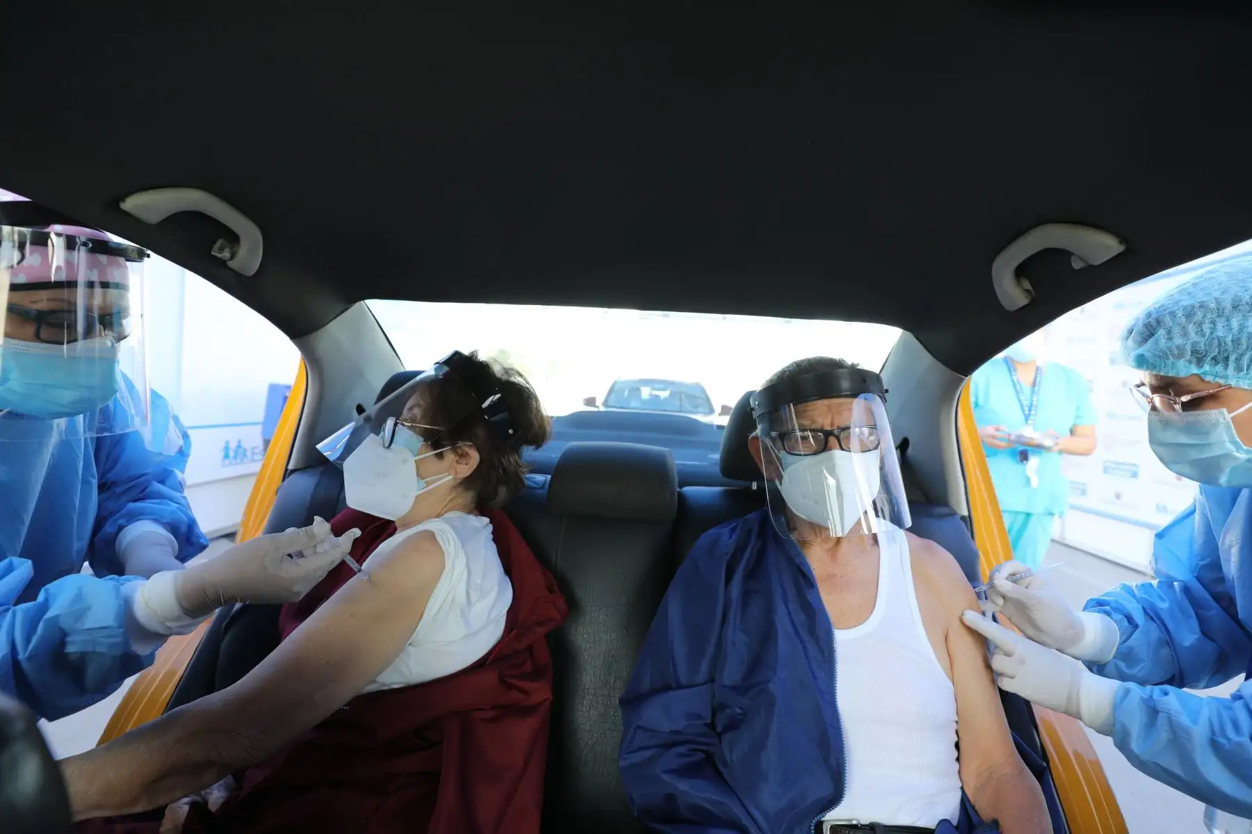 Los asegurados adultos mayores, de 85 años a más, previamente citados, llegaron a inmunizarse con la segunda dosis de la vacuna contra la covid-19, al vacunatorio de la Explanada del Estadio Monumental.  Foto: ANDINA/Essalud