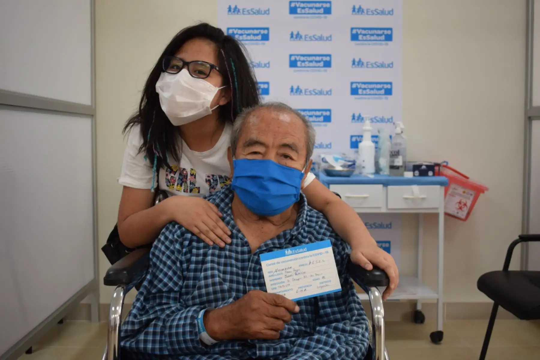Los asegurados adultos mayores, de 85 años a más, previamente citados, siguen llegando a inmunizarse con la segunda dosis de la vacuna contra la covid-19, al vacunatorio Essalud San Isidro Labrador en Ate. Foto: ANDINA/Essalud