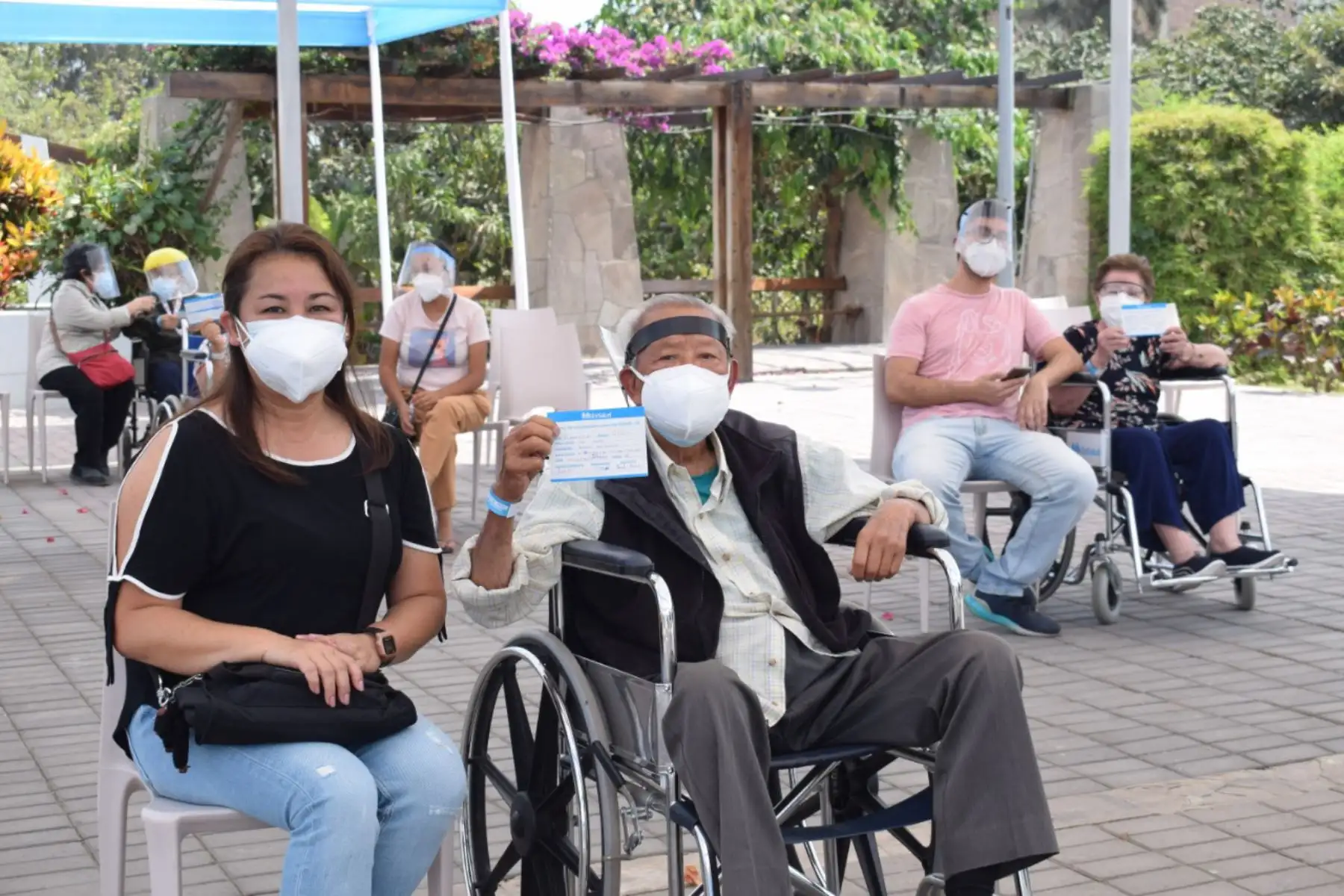 Los asegurados adultos mayores, de 85 años a más, previamente citados, siguen llegando a inmunizarse con la segunda dosis de la vacuna contra la covid-19, al vacunatorio Essalud San Isidro Labrador en Ate. Foto: ANDINA/Essalud