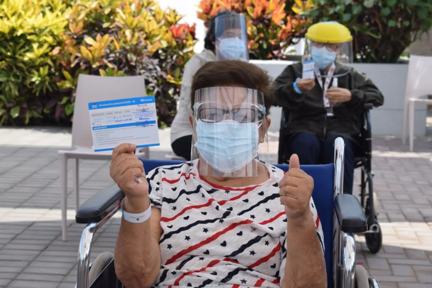 Los asegurados adultos mayores, de 85 años a más, previamente citados, siguen llegando a inmunizarse con la segunda dosis de la vacuna contra la covid-19, al vacunatorio Essalud San Isidro Labrador en Ate. Foto: ANDINA/Essalud