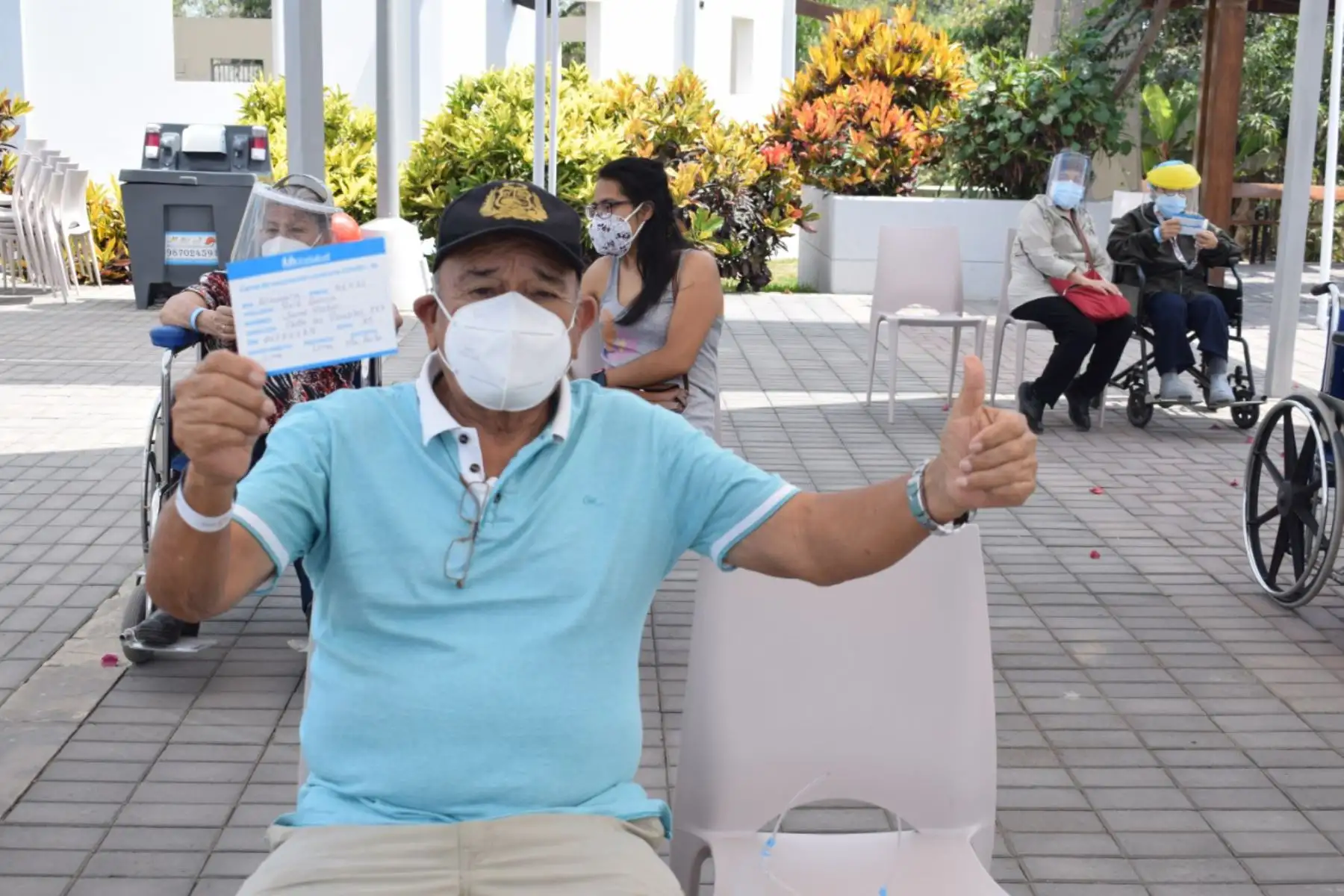 Los asegurados adultos mayores, de 85 años a más, previamente citados, siguen llegando a inmunizarse con la segunda dosis de la vacuna contra la covid-19, al vacunatorio Essalud San Isidro Labrador en Ate. Foto: ANDINA/Essalud