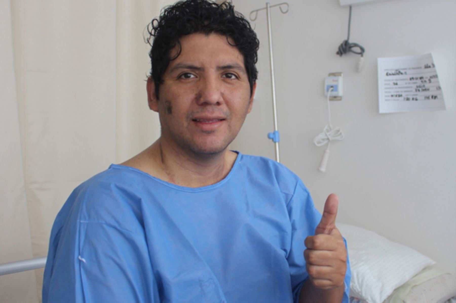 El médico ocupacional Christian Arias, de 36 años, ganó la batalla y se reencontró con su familia tras 27 días en UCI. Foto: ANDINA/Difusión