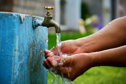 El agua potable es un servicio esencial para combatir la anemia y la pobreza.