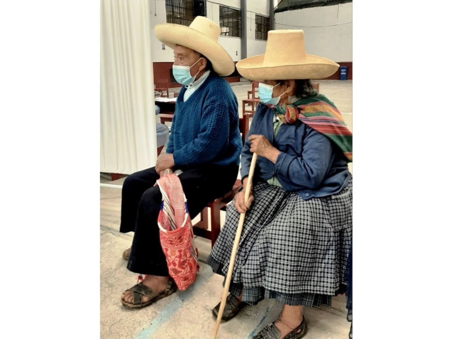Pareja de esposos de 85 años son vacunados contra el coronavirus en Cajamarca. Ellos recibieron la primera dosis de la vacuna Pfizer. ANDINA/Difusión