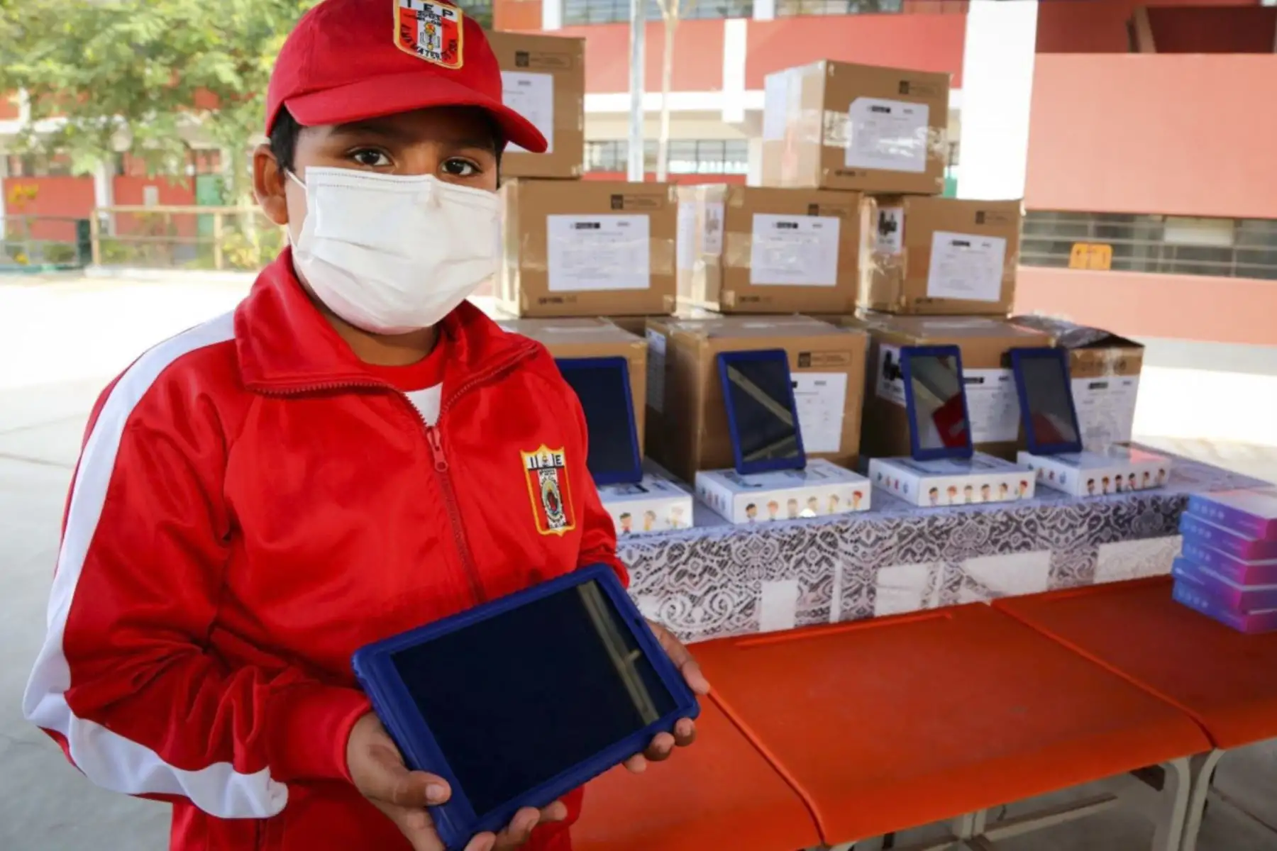 Región Lima recibe mas de 15 mil tabletas para estudiantes y docentes de 9 pr