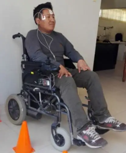 Investigadores de la Universidad Nacional de San Agustín de Arequipa hicieron un importante aporte tecnológico para mejorar la calidad de vida de las personas con discapacidad motriz al desarrollar una silla de ruedas controlada con los movimientos de sus ojos. Foto: UNSA