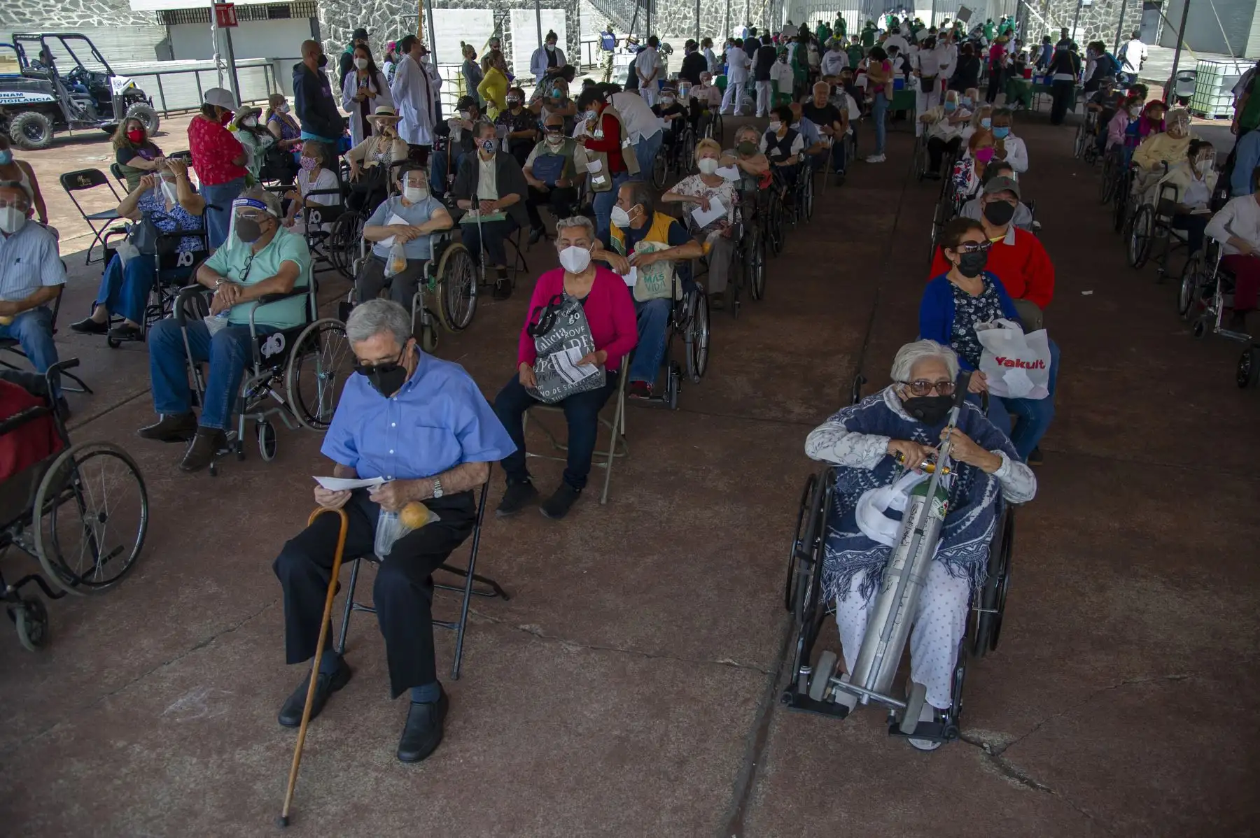 Ancianos descansan luego de recibir dosis de la vacuna AstraZeneca contra COVID-19 en un centro de vacunación instalado en el Estadio Olímpico Universitario de la colonia Coyoacán, en la Ciudad de México, el 30 de marzo de 2021. Foto: AFP
