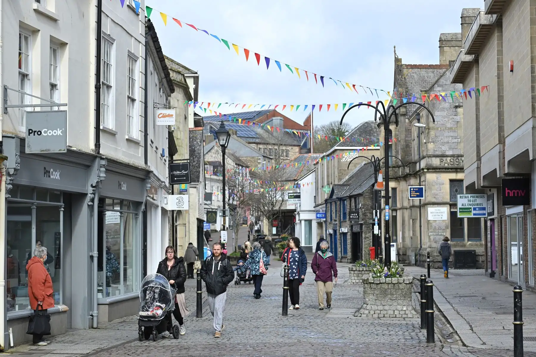 La gente pasa frente a las tiendas cerradas en Truro, Cornwall, en el suroeste de Inglaterra, el 7 de abril de 2021. Foto: AFP