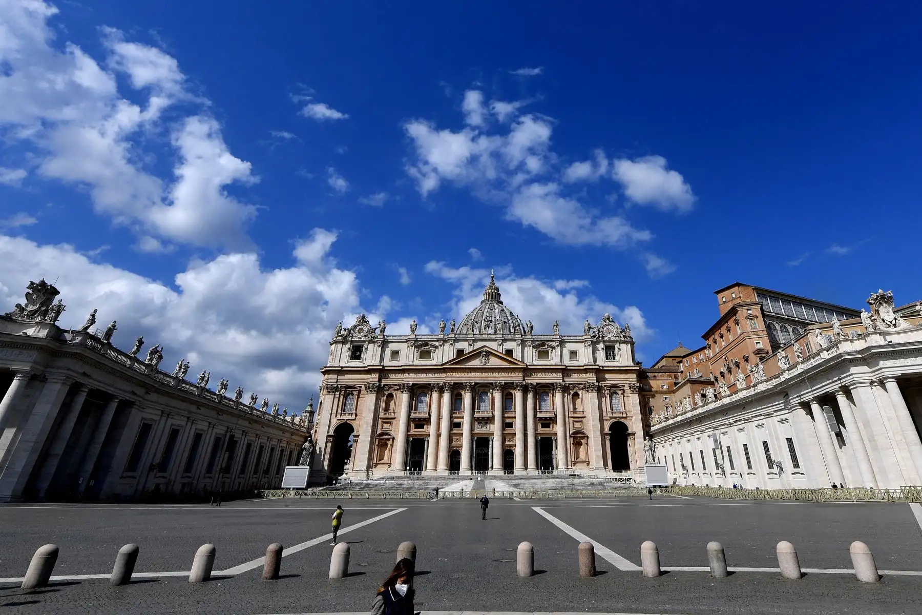 Una fotografía tomada el 5 de abril de 2021 en el Vaticano muestra una plaza de San Pedro desierta, en medio de la pandemia de Covid-19. Foto: AFP