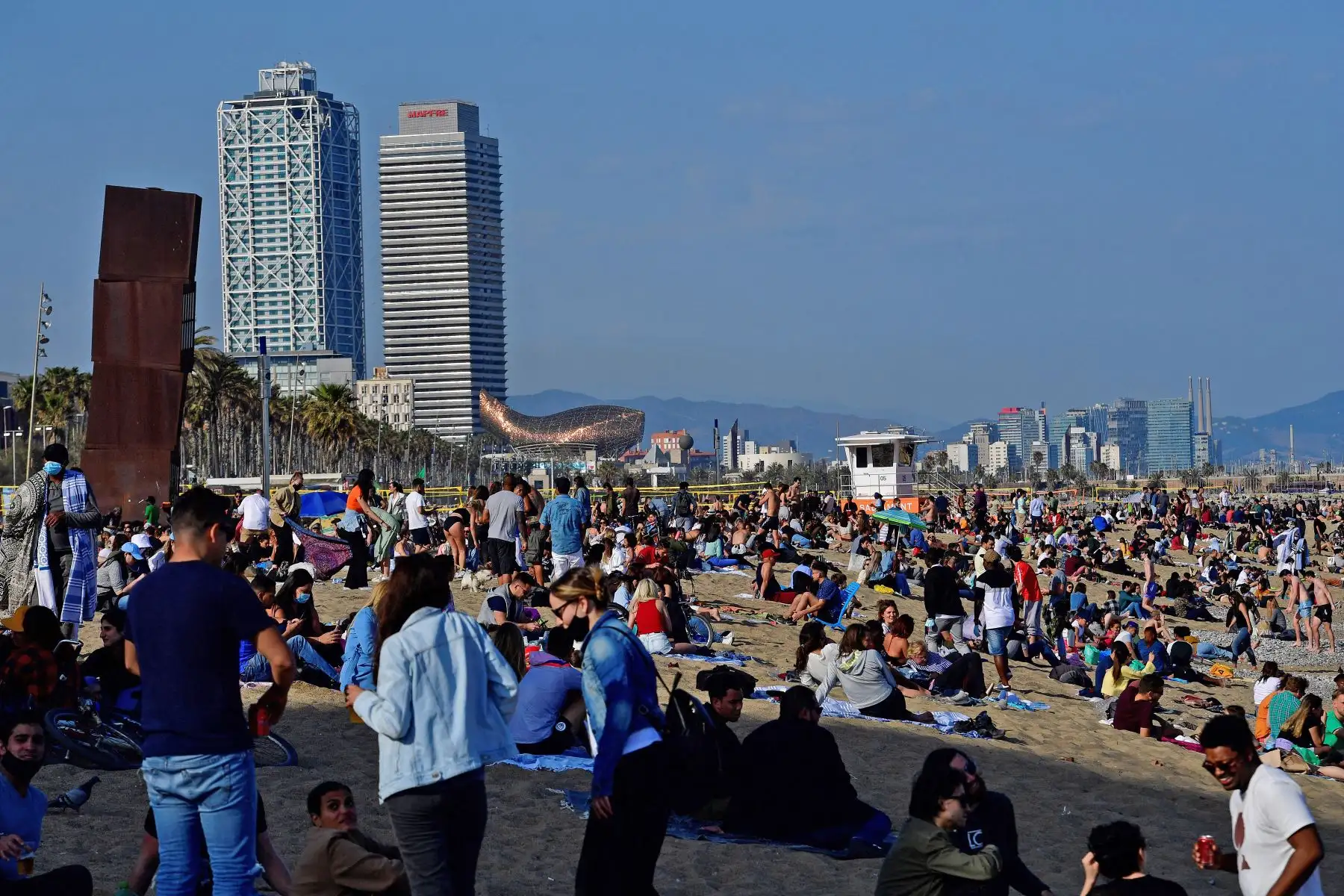 Un gran número de personas disfruta de un día en la playa de la Barceloneta, en Barcelona, el 3 de abril de 2021. Foto: AFP