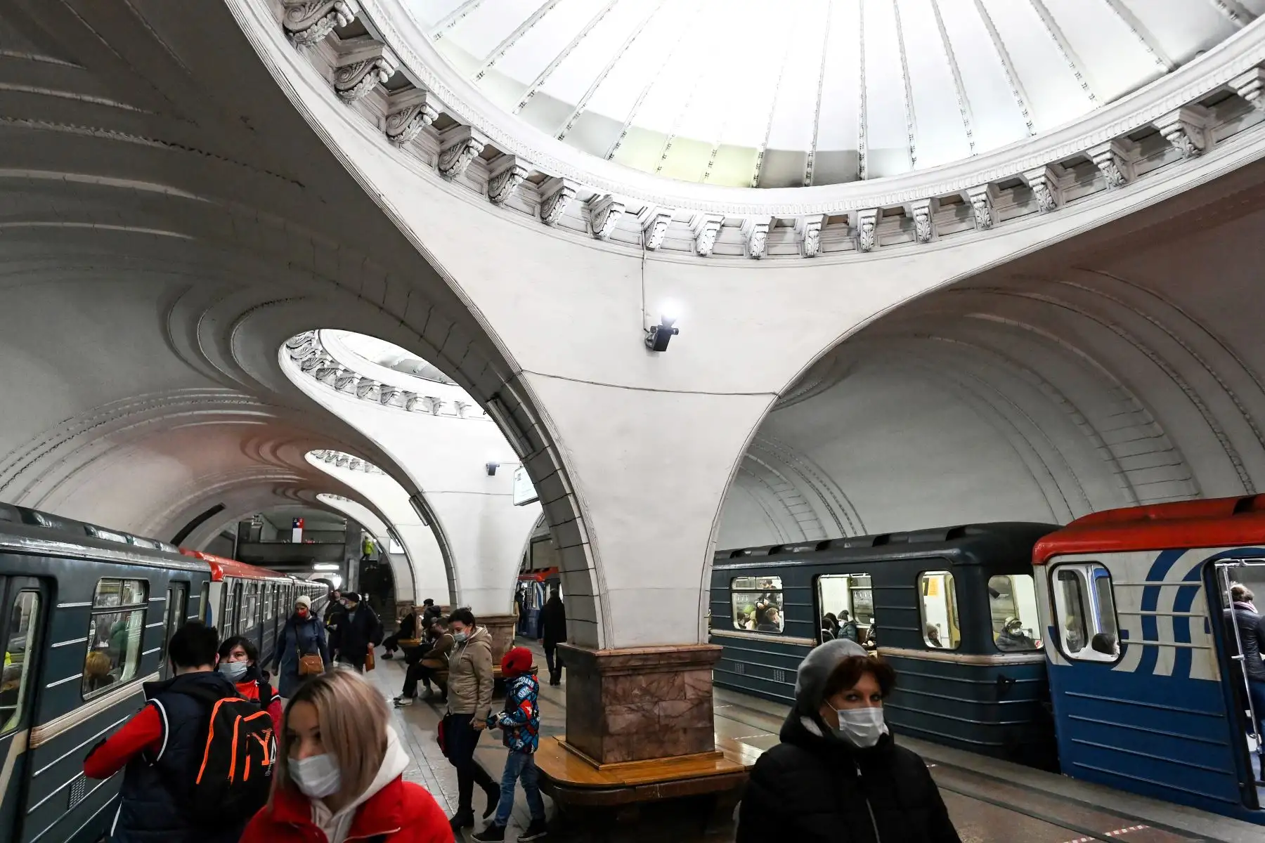 Personas que usan máscaras caminan en la estación de metro Sokol en Moscú el 25 de marzo de 2021, en medio de la pandemia de coronavirus. Foto: AFP
